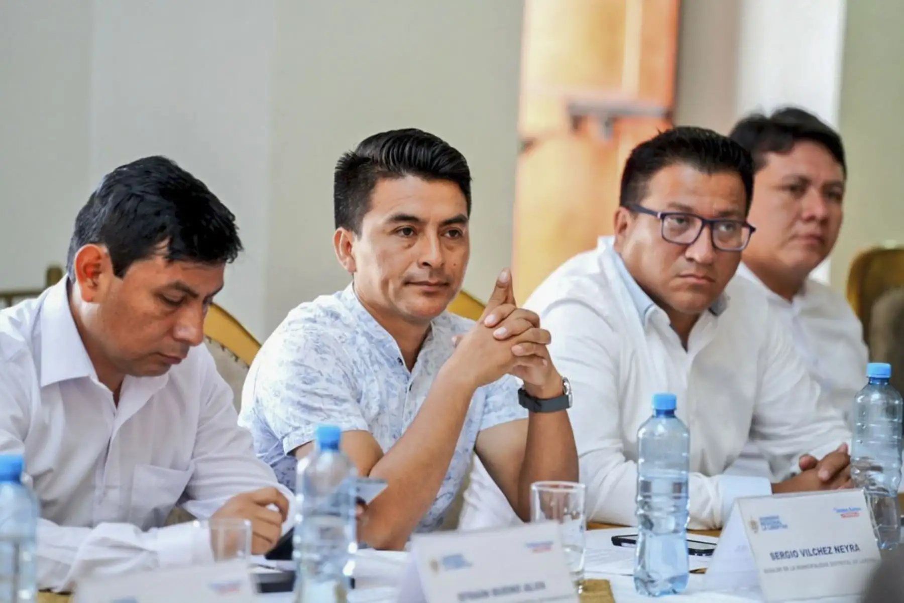 Desde Trujillo el ministro Walter Astudillo, junto al gobernador César Acuña y autoridades locales y provinciales, sostuvieron una reunión a fin de evaluar las acciones y estrategias que se viene ejecutando en el marco de las declaratorias de Estado de Emergencia en Trujillo y Pataz, donde las Fuerzas Armadas apoyan en el control interno a la Policía Nacional del Perú.
Foto: ANDINA/MINDEF