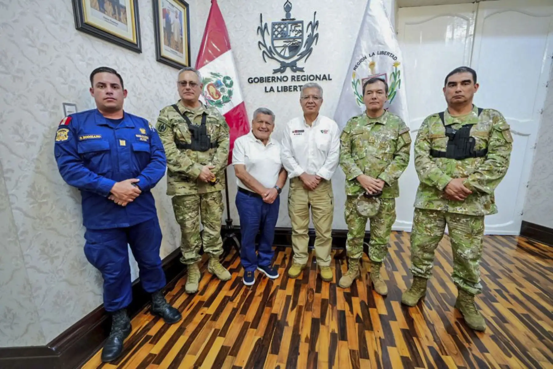 Desde Trujillo el ministro Walter Astudillo, junto al gobernador César Acuña y autoridades locales y provinciales, sostuvieron una reunión a fin de evaluar las acciones y estrategias que se viene ejecutando en el marco de las declaratorias de Estado de Emergencia en Trujillo y Pataz, donde las Fuerzas Armadas apoyan en el control interno a la Policía Nacional del Perú.
Foto: ANDINA/MINDEF
