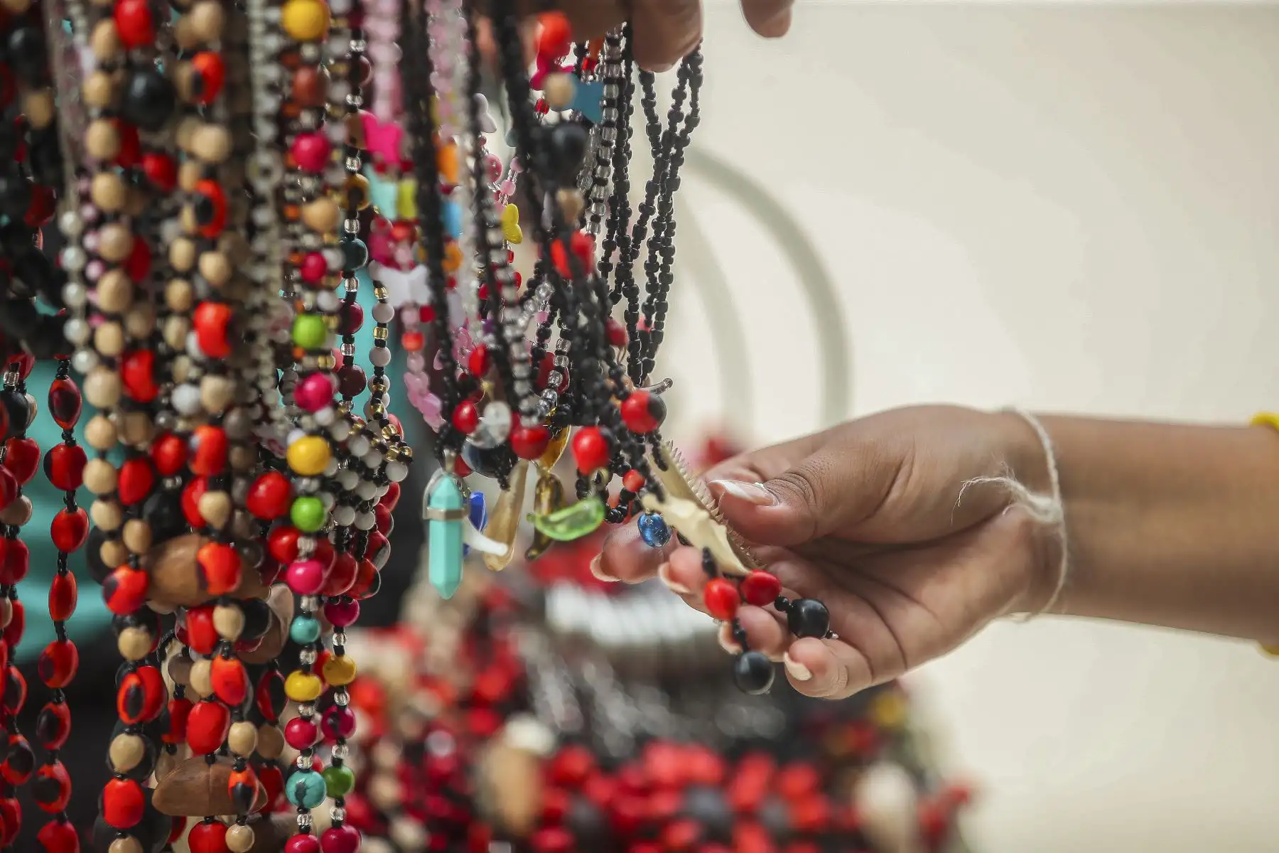Pucallpa se vuelve la sede del Carnaval Ucayalino y en la ferias de artesanos, las comunidades de Shipibos y Konibos reciben a los turistas con sus trabajos mientras que pasean por las principales calles de la ciudad.
Foto: ANDINA/Ricardo Cuba