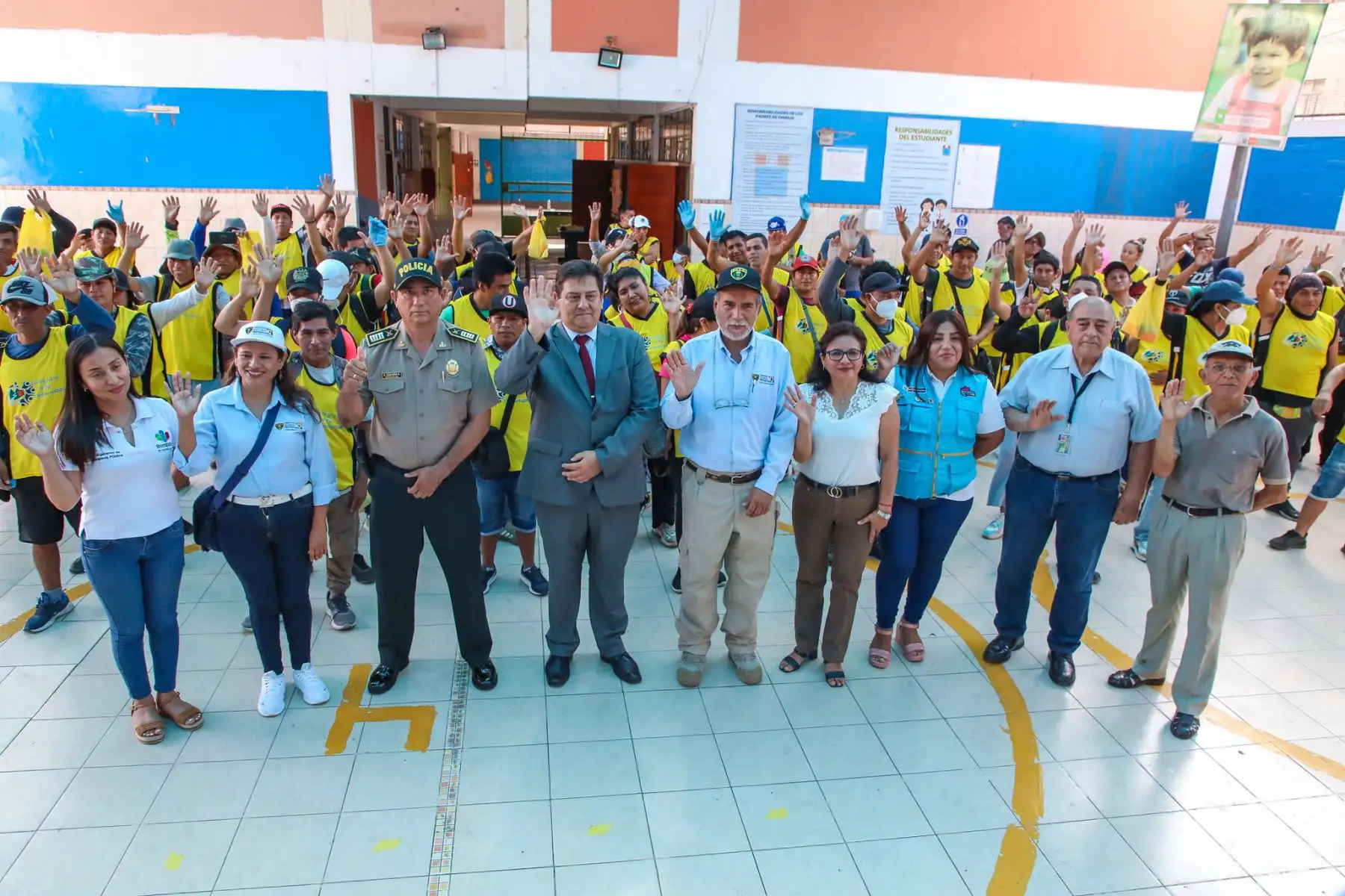 Participaron de la actividad en Lima, la directora de Medio Libre, Rocío Valdez López, representante de la Municipalidad Distrital de Surquillo, comisario de Surquillo, Cdte. Orlando José Zegarra Valenzuela, jefe del Medio Libre de Surquillo, Héctor Rado Franco y la diretora del centro educativo, Cecilia Maldonado Masías. Además, se contó con el apoyo de la Municipalidad distrital de Surquillo y con Barrio Seguro. 
Foto: ANDINA/INPE