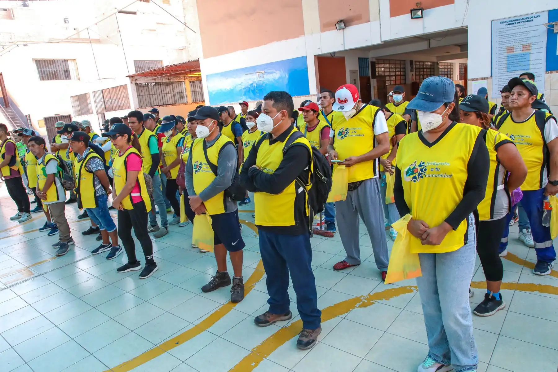 En Lima, más de 80 sentenciados en libertad limpiaron las aulas de la IE 7028 Marco Antonio Schenone en el distrito de Surquillo, además, del patio y mobiliario y en la parte externas, dos calles aledañas, que son las únicas entradas al centro, San Alberto y San Felipe.
Foto: ANDINA/INPE