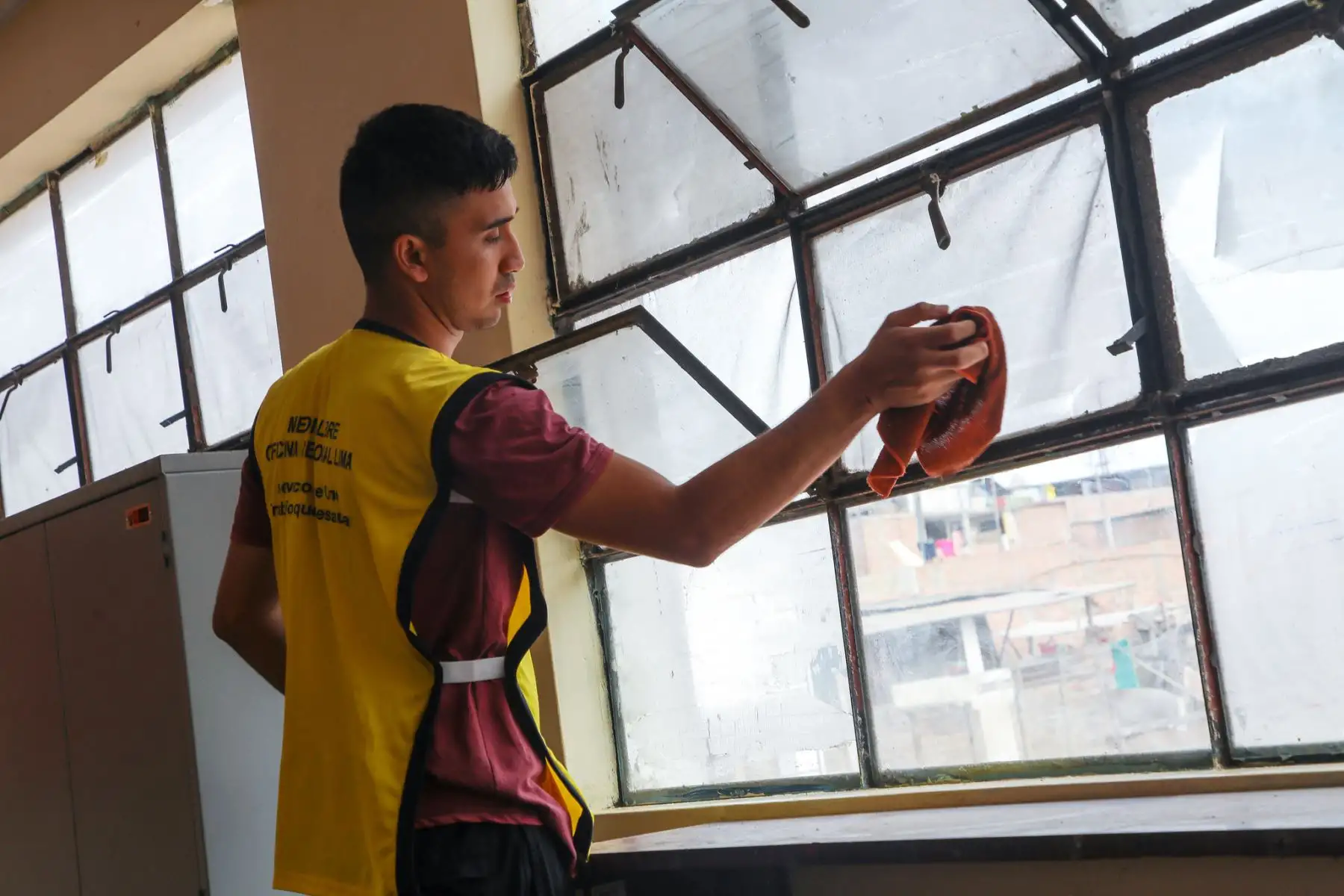 En Lima, más de 80 sentenciados en libertad limpiaron las aulas de la IE 7028 Marco Antonio Schenone en el distrito de Surquillo, además, del patio y mobiliario y en la parte externas, dos calles aledañas, que son las únicas entradas al centro, San Alberto y San Felipe.
Foto: ANDINA/INPE
