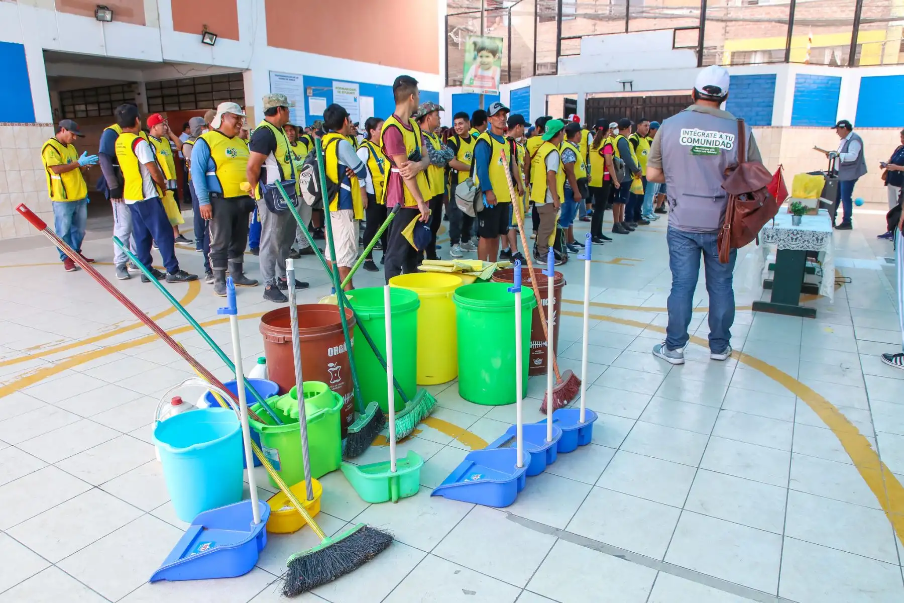 Para cumplir sus labores, el INPE, entregó a los sentenciados en libertad materiales de trabajo como: escobas, recogedores, bolsas de basura, carretillas, lampas, así como artículos de protección personal como guantes, mascarillas, protector solar y chalecos; luego organizados en grupos y distribuidos en las distintas áreas de los centros educativos realizaron los trabajos.
Foto: ANDINA/INPE