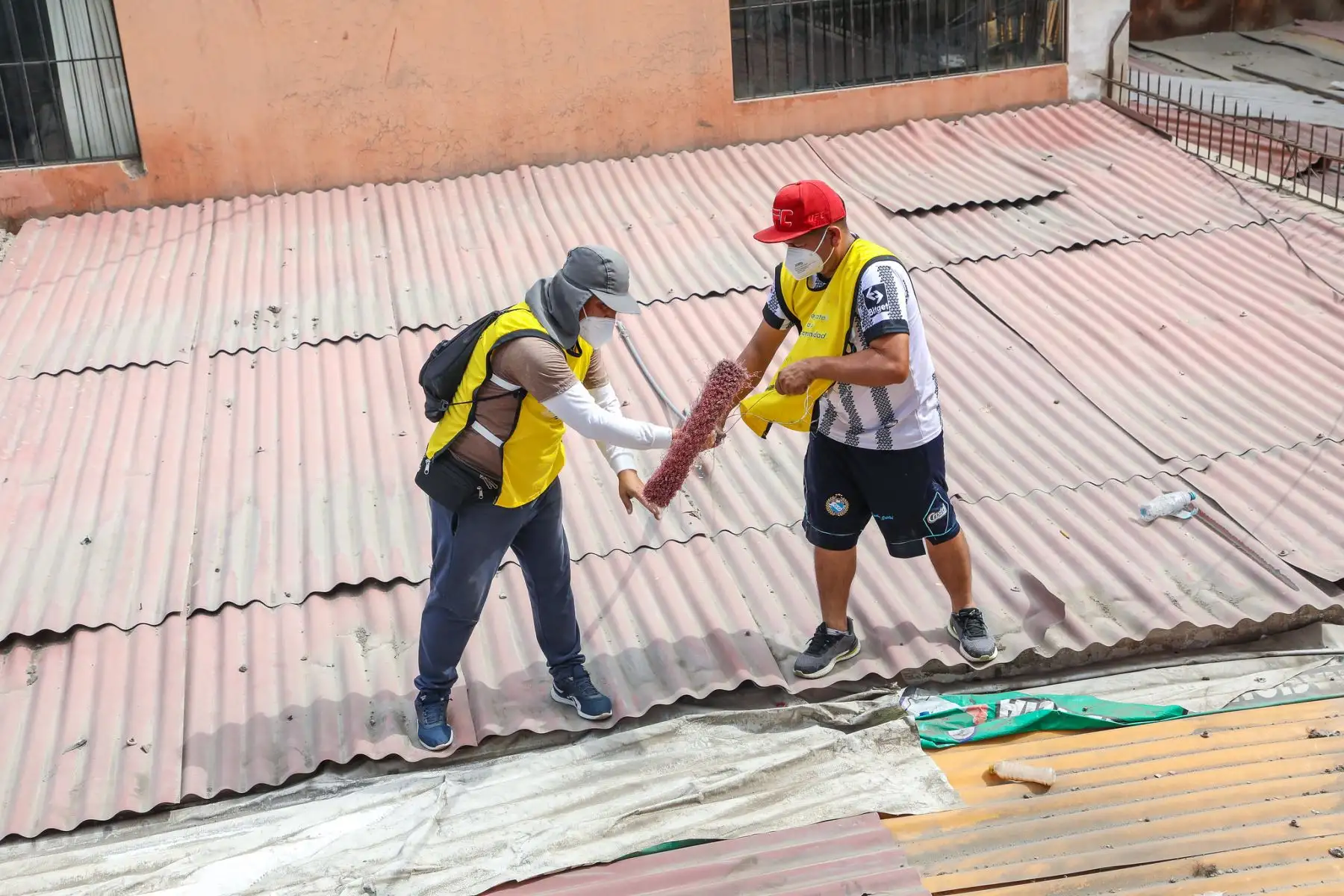 Con miras al inicio del año escolar 2024, el Instituto Nacional Penitenciario (INPE), a través de la Dirección de Medio Libre, realizó, en simultáneo, la Megacampaña Nacional de Mantenimiento e Infraestructura Educativa denominada “Contribuyendo en la Mejora de la Infraestructura Educativa 2024”, donde participaron 2055 sentenciados en libertad, que benefició a 30 centros educativos, más de 36 mil estudiantes, 1286 docentes y 281 administrativos, a nivel nacional.
Foto: ANDINA/INPE