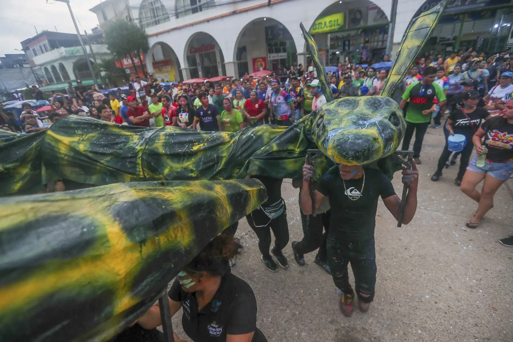El gran corso carnavalesco se celebró con euforia, cientos de personas se reunieron durante toda la ruta del corso divertirse con los carros alegóricos y las comparsas mientras jugaban con globos de agua y pintura para celebrar así el carnaval Ucayalino en Pucallpa.
Foto: ANDINA/Ricardo Cuba