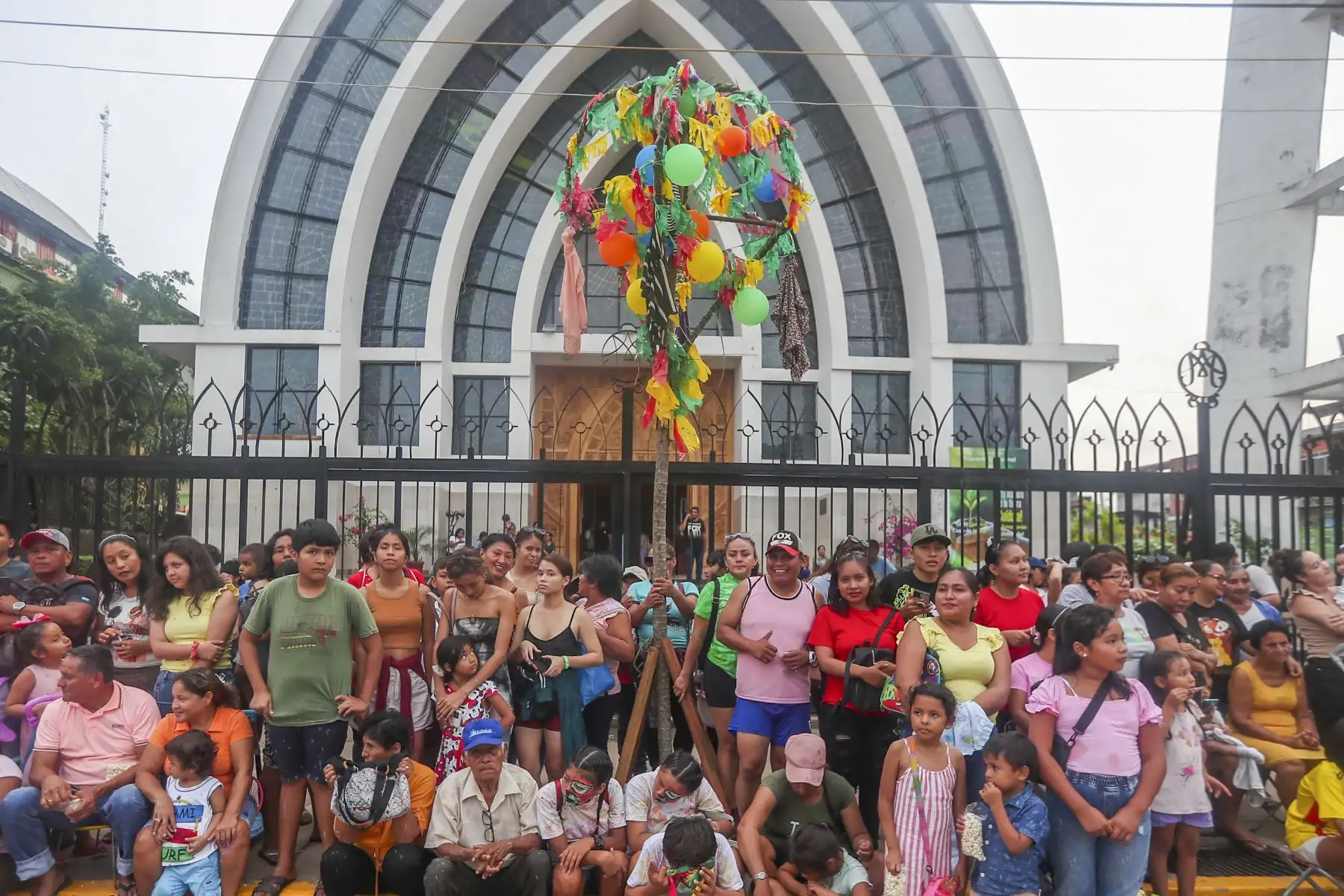 El gran corso carnavalesco se celebró con euforia, cientos de personas se reunieron durante toda la ruta del corso divertirse con los carros alegóricos y las comparsas mientras jugaban con globos de agua y pintura para celebrar así el carnaval Ucayalino en Pucallpa.
Foto: ANDINA/Ricardo Cuba