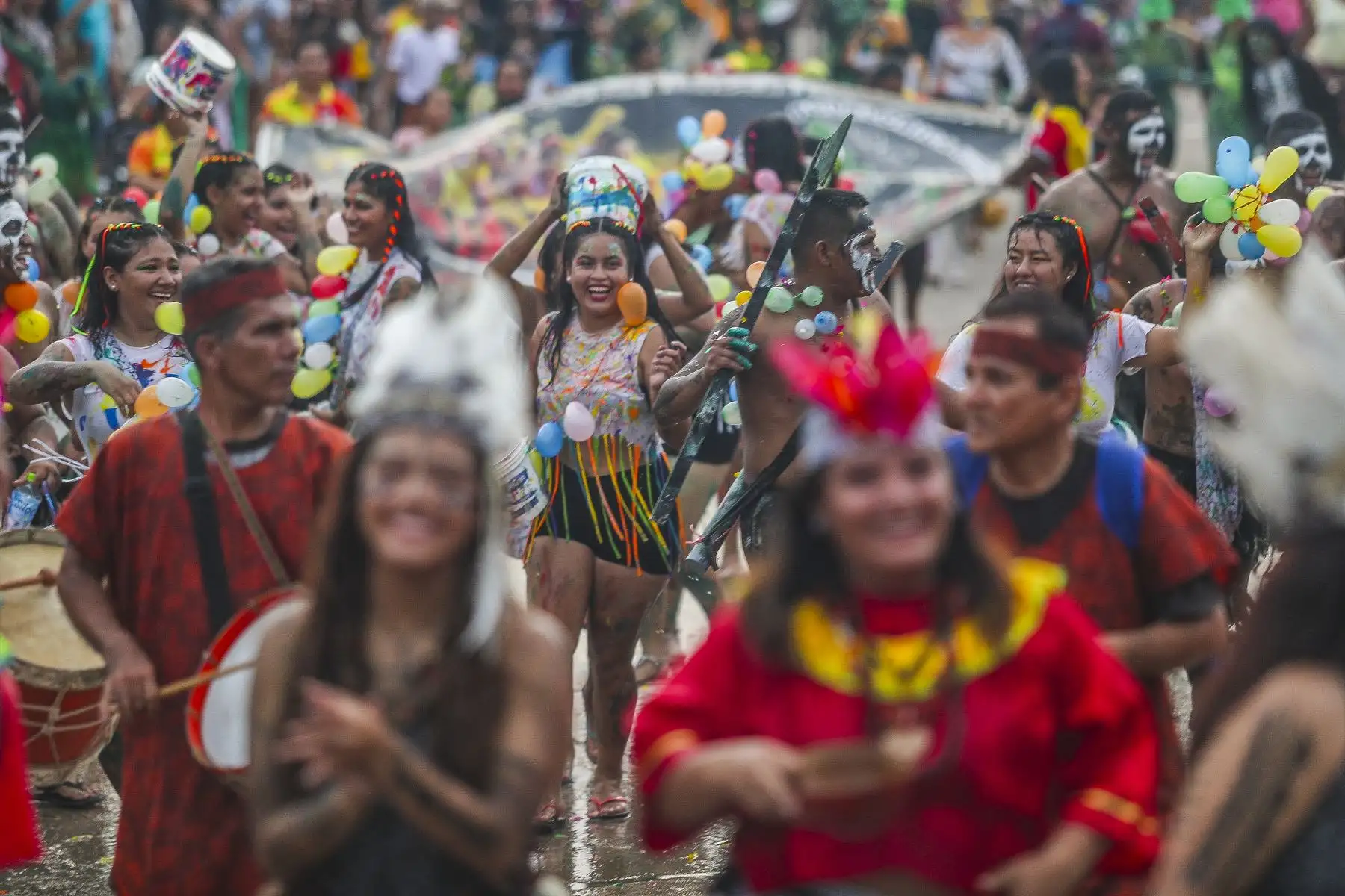 El gran corso carnavalesco se celebró con euforia, cientos de personas se reunieron durante toda la ruta del corso divertirse con los carros alegóricos y las comparsas mientras jugaban con globos de agua y pintura para celebrar así el carnaval Ucayalino en Pucallpa.
Foto: ANDINA/Ricardo Cuba