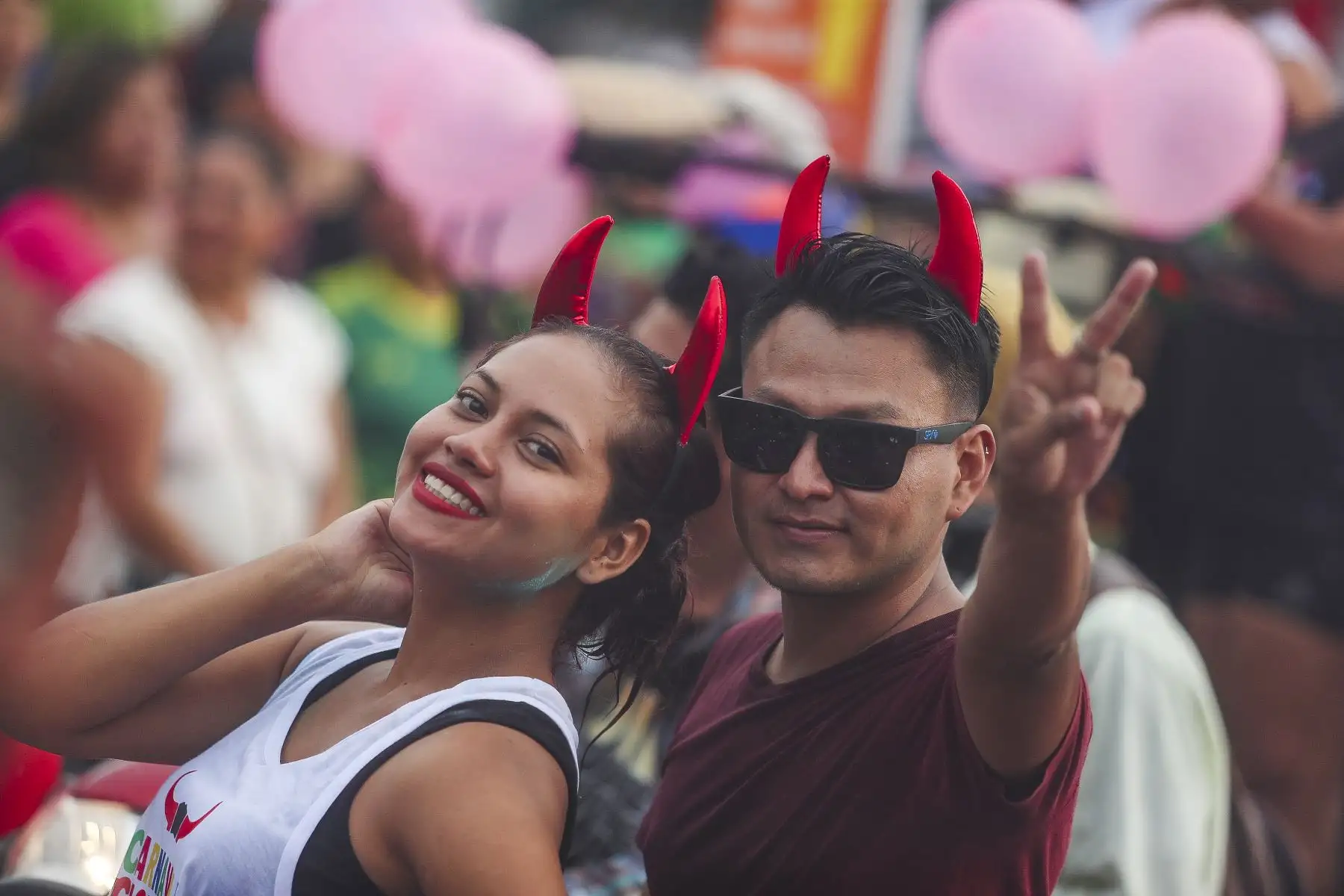 El gran corso carnavalesco se celebró con euforia, cientos de personas se reunieron durante toda la ruta del corso divertirse con los carros alegóricos y las comparsas mientras jugaban con globos de agua y pintura para celebrar así el carnaval Ucayalino en Pucallpa.
Foto: ANDINA/Ricardo Cuba