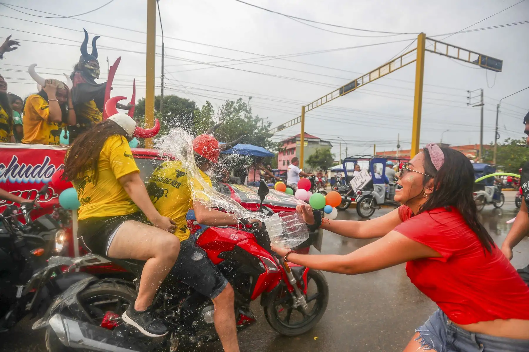 El gran corso carnavalesco se celebró con euforia, cientos de personas se reunieron durante toda la ruta del corso divertirse con los carros alegóricos y las comparsas mientras jugaban con globos de agua y pintura para celebrar así el carnaval Ucayalino en Pucallpa.
Foto: ANDINA/Ricardo Cuba