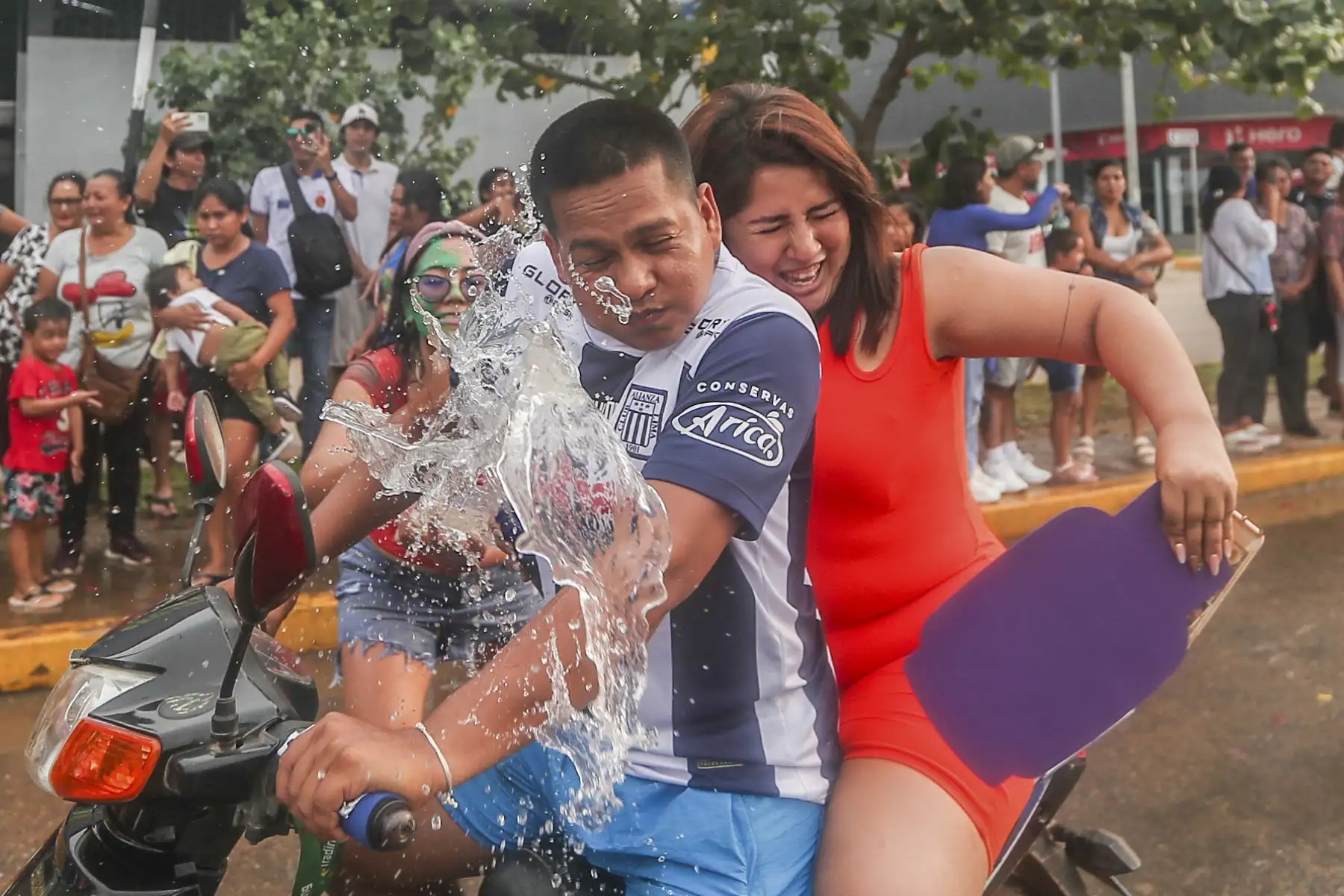 El gran corso carnavalesco se celebró con euforia, cientos de personas se reunieron durante toda la ruta del corso divertirse con los carros alegóricos y las comparsas mientras jugaban con globos de agua y pintura para celebrar así el carnaval Ucayalino en Pucallpa.
Foto: ANDINA/Ricardo Cuba