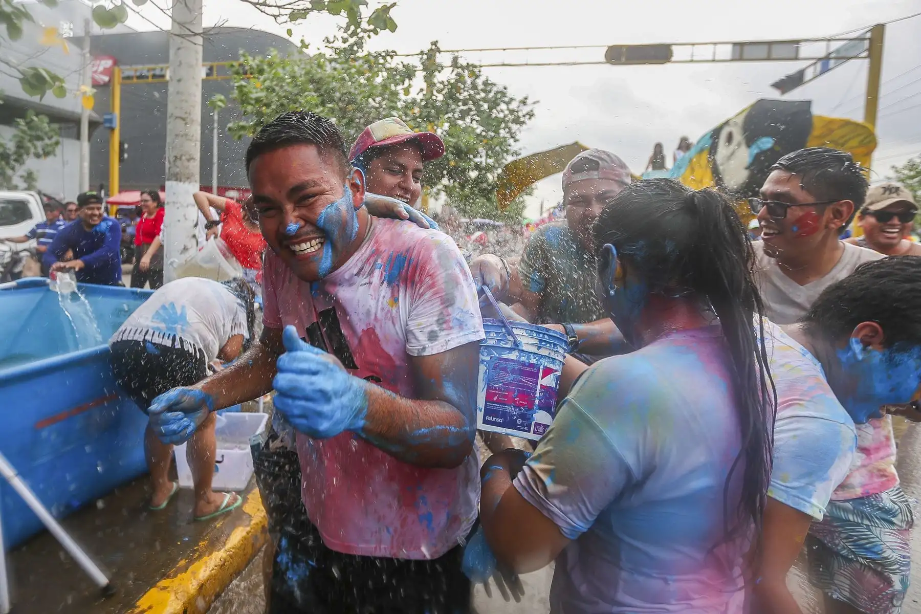 El gran corso carnavalesco se celebró con euforia, cientos de personas se reunieron durante toda la ruta del corso divertirse con los carros alegóricos y las comparsas mientras jugaban con globos de agua y pintura para celebrar así el carnaval Ucayalino en Pucallpa.
Foto: ANDINA/Ricardo Cuba