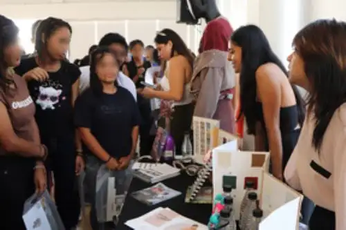 Adolescentes participan en conferencia educativa. Foto: ANDINA/Difusión