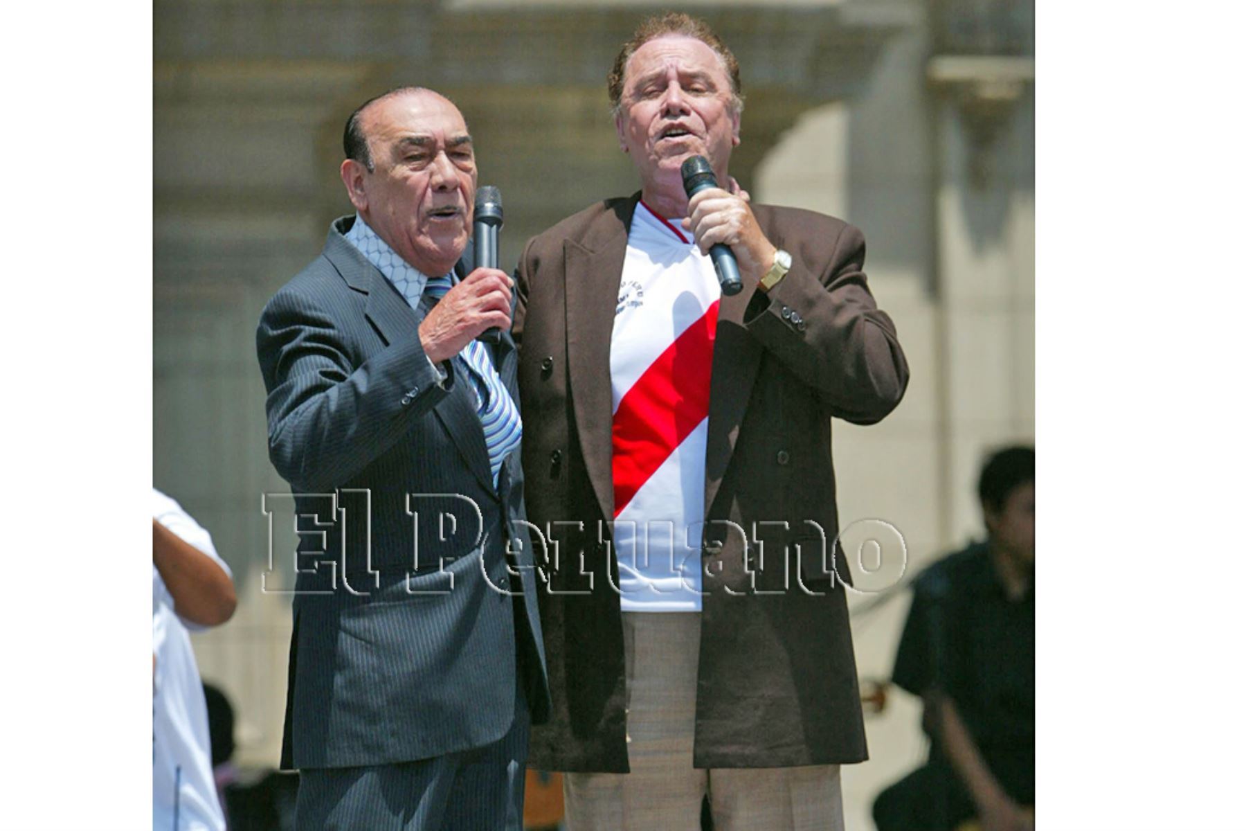 Lima - 21 diciembre 2008 / Óscar Avilés y Augusto Polo Campos durante su presentación en la Teletón en Palacio de Gobierno.Foto: Archivo Histórico de El Peruano
