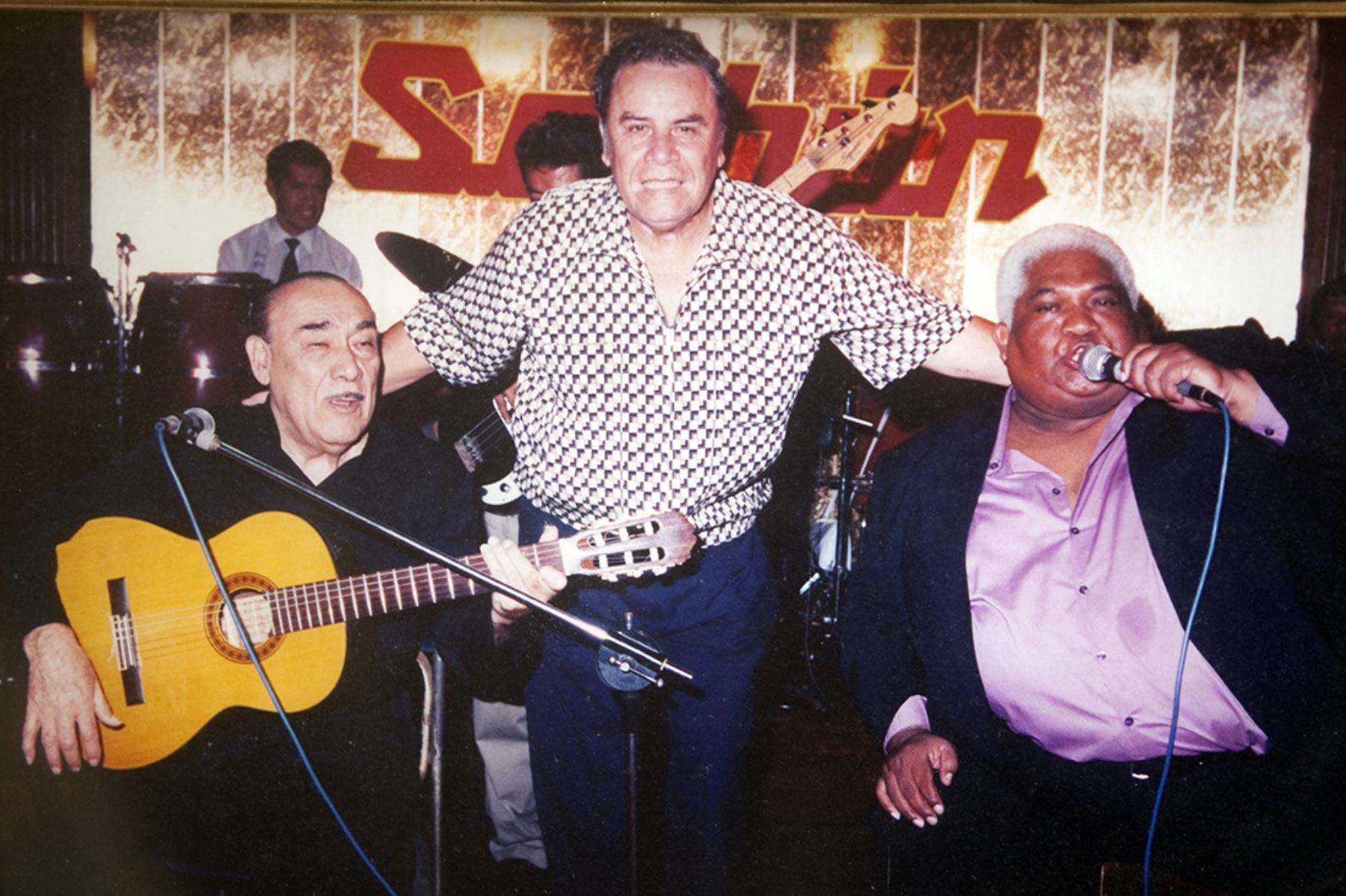 Lima - Decada 1990 / Óscar Avilés, Augusto Polo Campos y Arturo "Zambo" Cavero en lel restaurant turístico Sachún de Miraflores.
