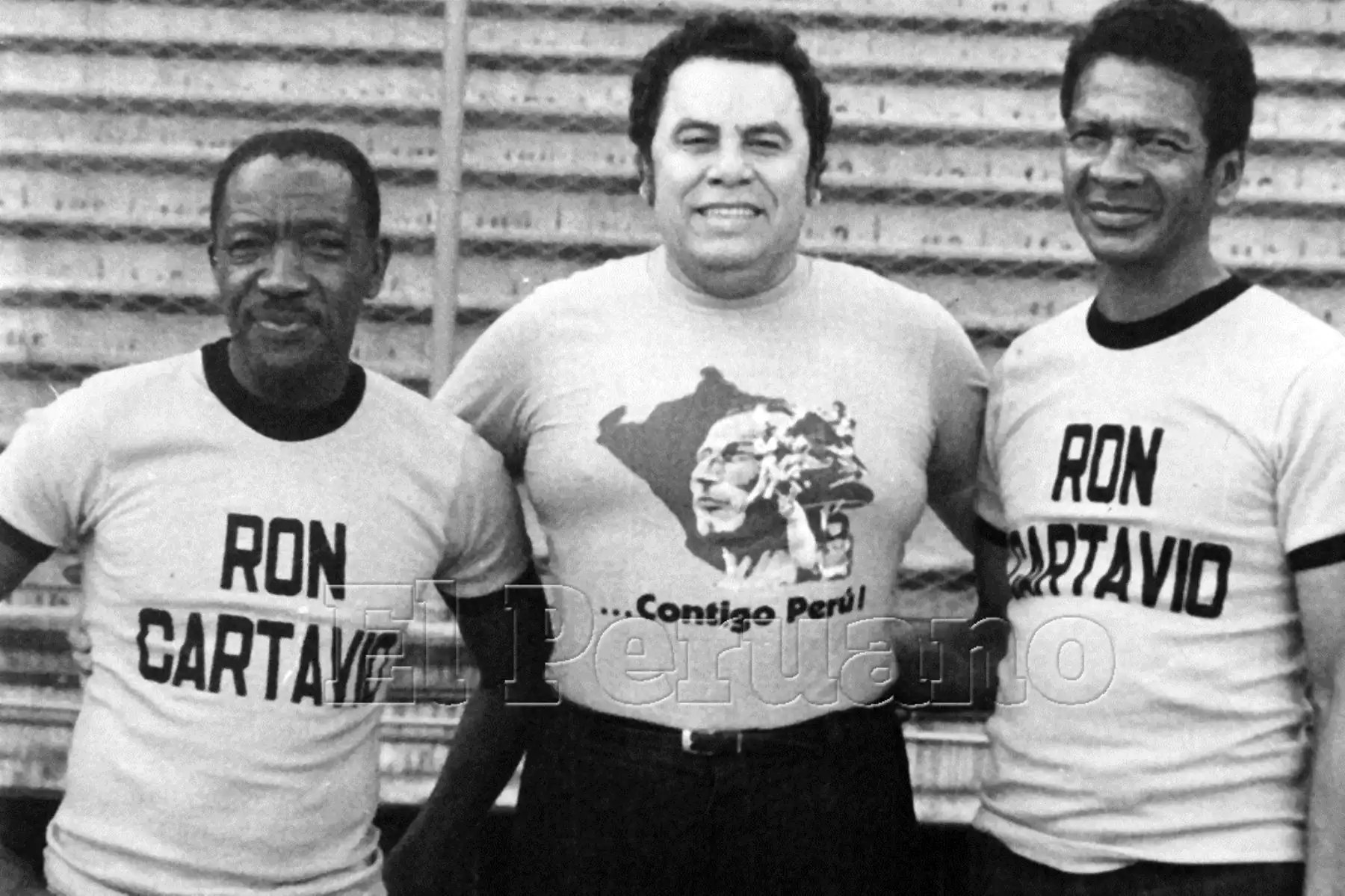 Lima - 1977 / El compositor Augusto Polo Campos junto a los exfutbolistas Guillermo Barbadillo y Valeriano López como figuras de una campaña para apoyar a la selección peruana de fútbol en el triangular de Cali 1977. Foto: Archivo Histórico de El Peruano