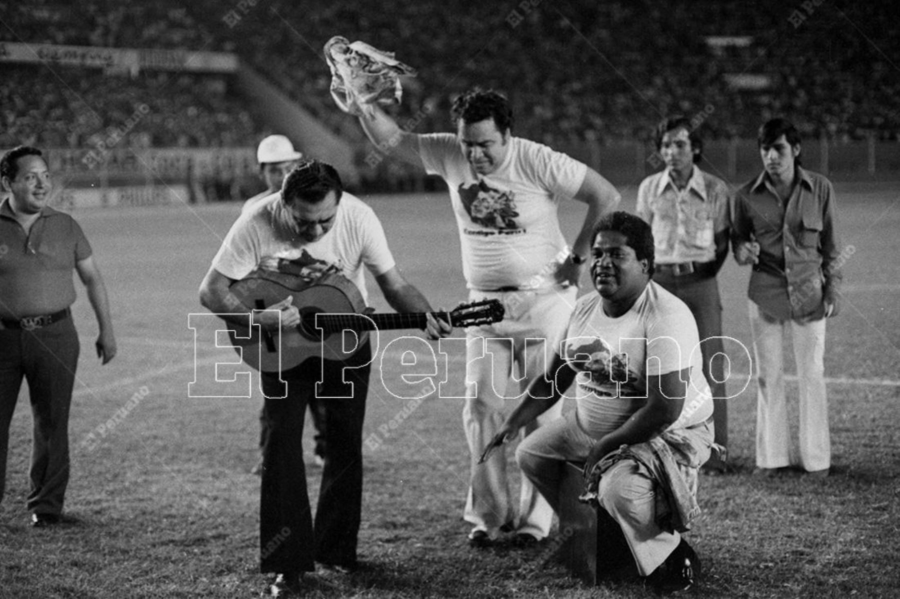 Lima - 12 marzo 1977 / Augusto Polo Campos, Óscar Avilés y Arturo ‘Zambo’ Cavero en el Estadio Nacional. Foto: Archivo Histórico de El Peruano
