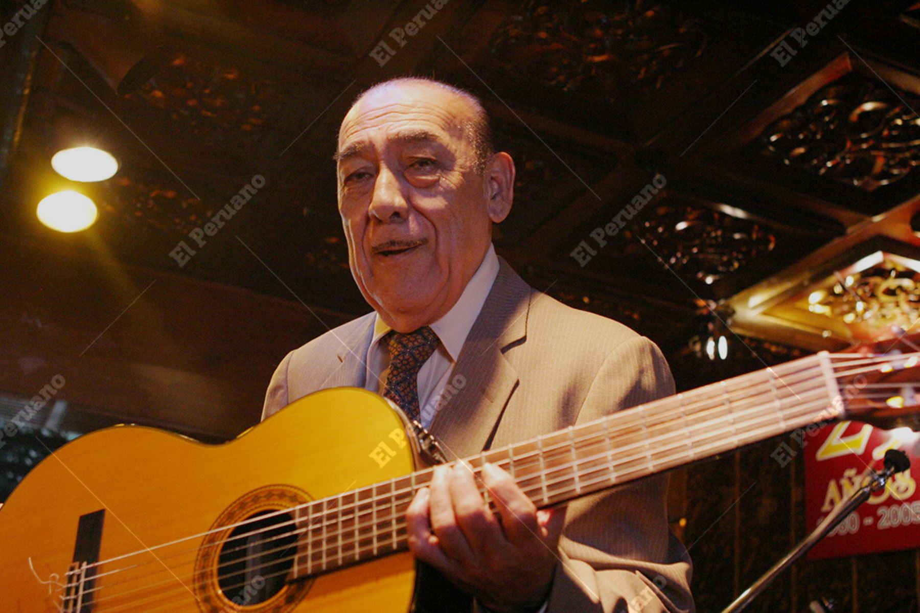 Lima - 21 marzo 2005 / Oscar Avilés, primera guitarra del Perú, compositor, cantante. Foto: Archivo de El Peruano