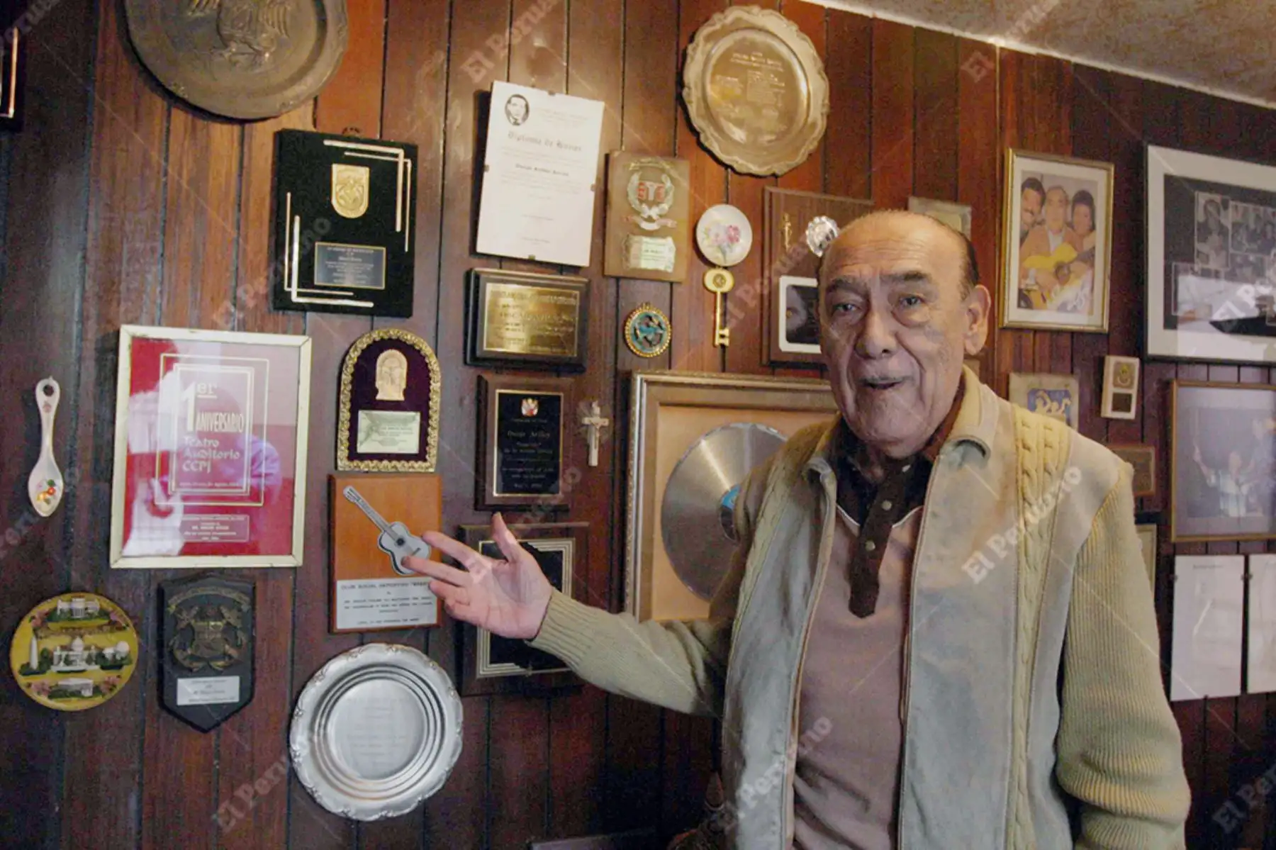 Lima - 23 marzo 2007 / Oscar Avilés, primera guitarra del Perú, muestra sus trofeos y reconocimientos obtenidos a lo largo de su trayectoria artística. Foto: Archivo de El Peruano
