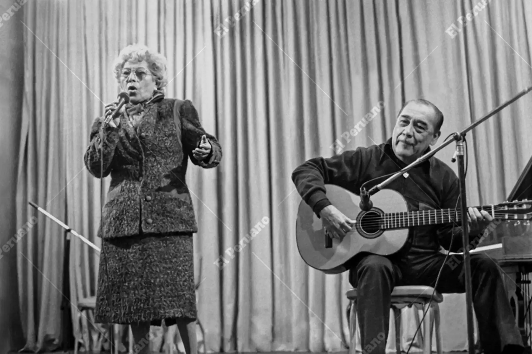 Lima - 22 setiembre 1992 / Homenaje a la cantautora Alicia Maguiña en la Asociación Peruana de Autores y Compositores (APDAYC). Jesús Vásquez y Óscar Avilés. Foto: Archivo Histórico de El Peruano