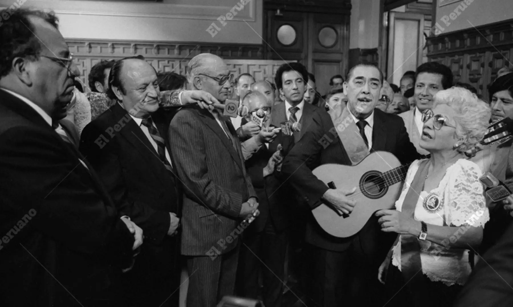 Lima - 13 julio 1989 / María de Jesús Vásquez, la Reina de la Canción Criolla, y Óscar Avilés fueron condecorados por la Cámara de Diputados con la Medalla de Honor de esa rama legislativa. Foto: Archivo Histórico de El Peruano