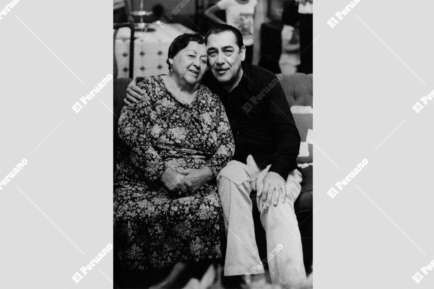 Lima - 8 mayo 1980 / Oscar Avilés y su madre doña Angelina Arcos en el Día de la madre. Foto: Archivo Histórico de El Peruano