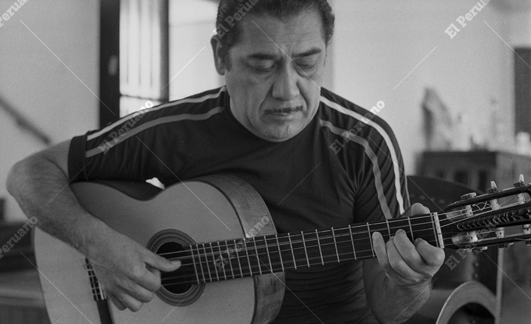 Lima - 25 diciembre 1974 / Oscar Avilés, considerado "La primera guitarra del Perú". Foto: Archivo Histórico de El Peruano
