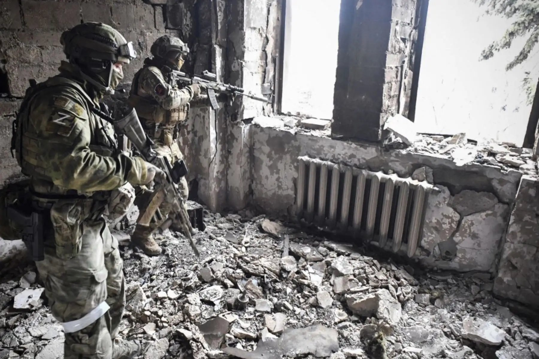Dos soldados rusos patrullan en Mariupol el 12 de abril de 2022, mientras las tropas rusas intensifican una campaña para tomar la ciudad portuaria estratégica, parte de un ataque masivo anticipado en el este de Ucrania. Foto: AFP