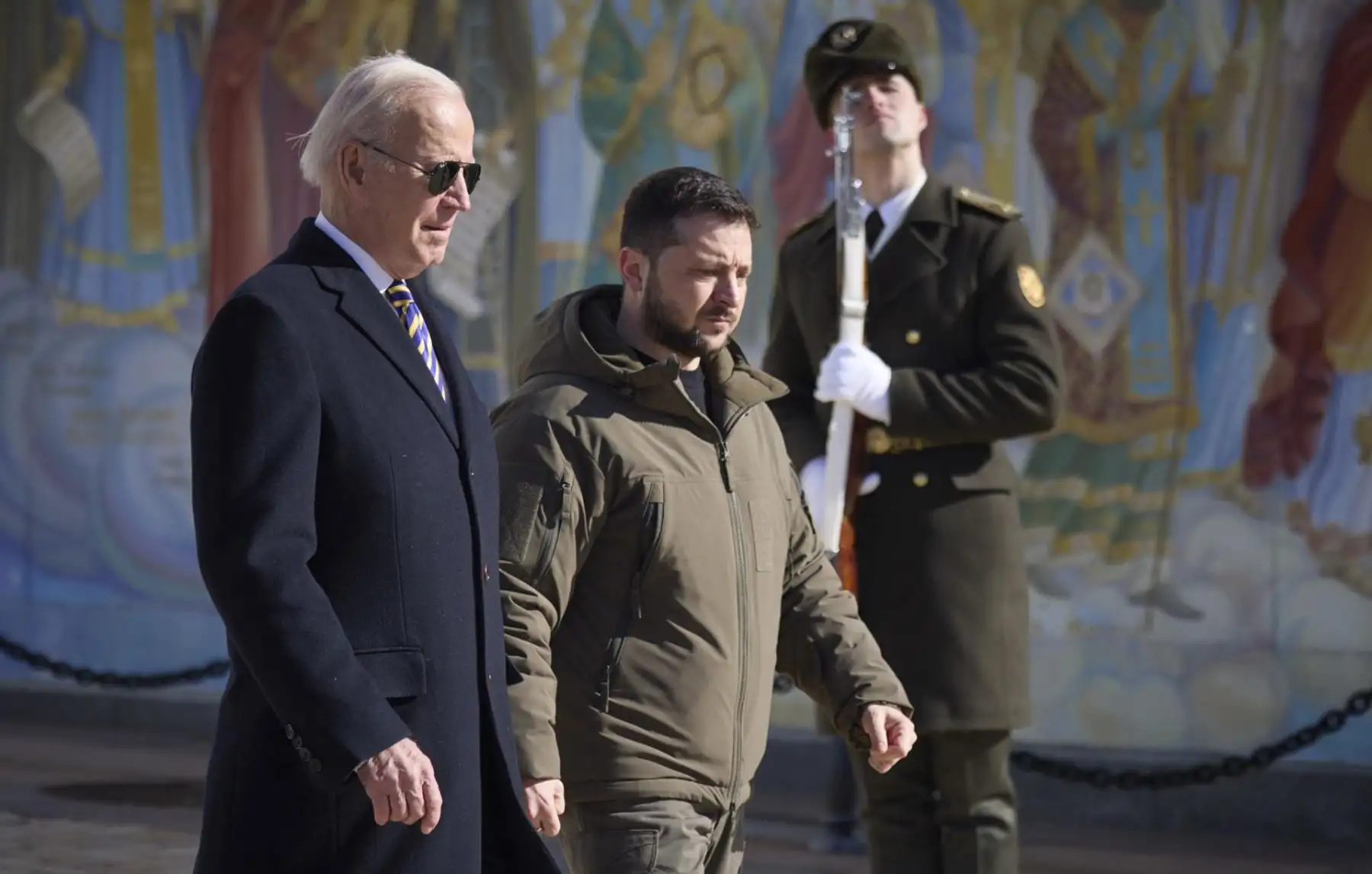 El presidente ucraniano Volodymyr Zelensky y al presidente estadounidense Joe Biden caminando cerca de la catedral de St. Mikhailovsky, en Kiev, Ucrania, en medio de la invasión de Rusia. La Casa Blanca anunció el 20 de febrero que el presidente estadounidense Biden se reunió con el presidente ucraniano Zelensky y su equipo para ampliar las conversaciones sobre el apoyo estadounidense a Ucrania.
Foto: EFE