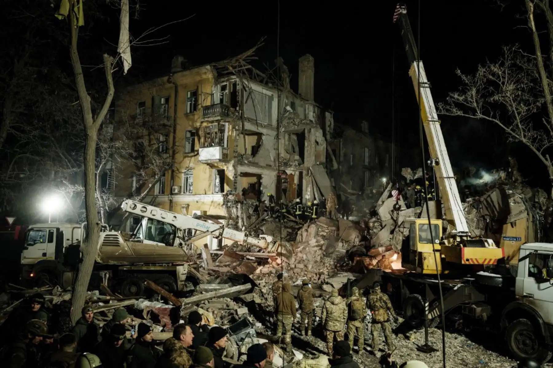 Rescatistas retiran escombros para buscar sobrevivientes en un edificio de apartamentos destruido alcanzado por un cohete, en medio de la invasión rusa de Ucrania. Foto: AFP