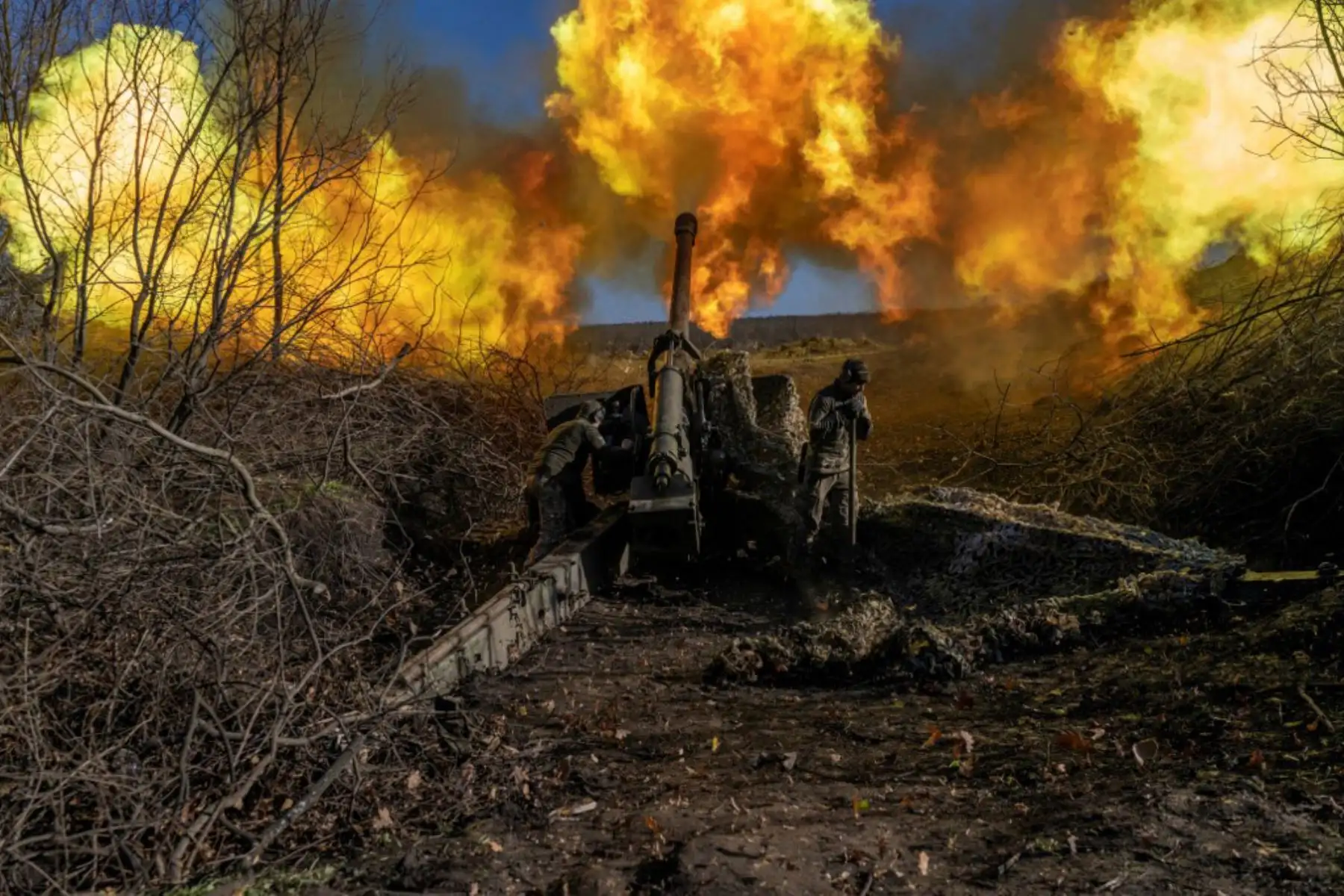 Un soldado ucraniano de una unidad de artillería dispara hacia las posiciones rusas en las afueras de Bakhmut, en medio de la invasión rusa de Ucrania. Foto: AFP