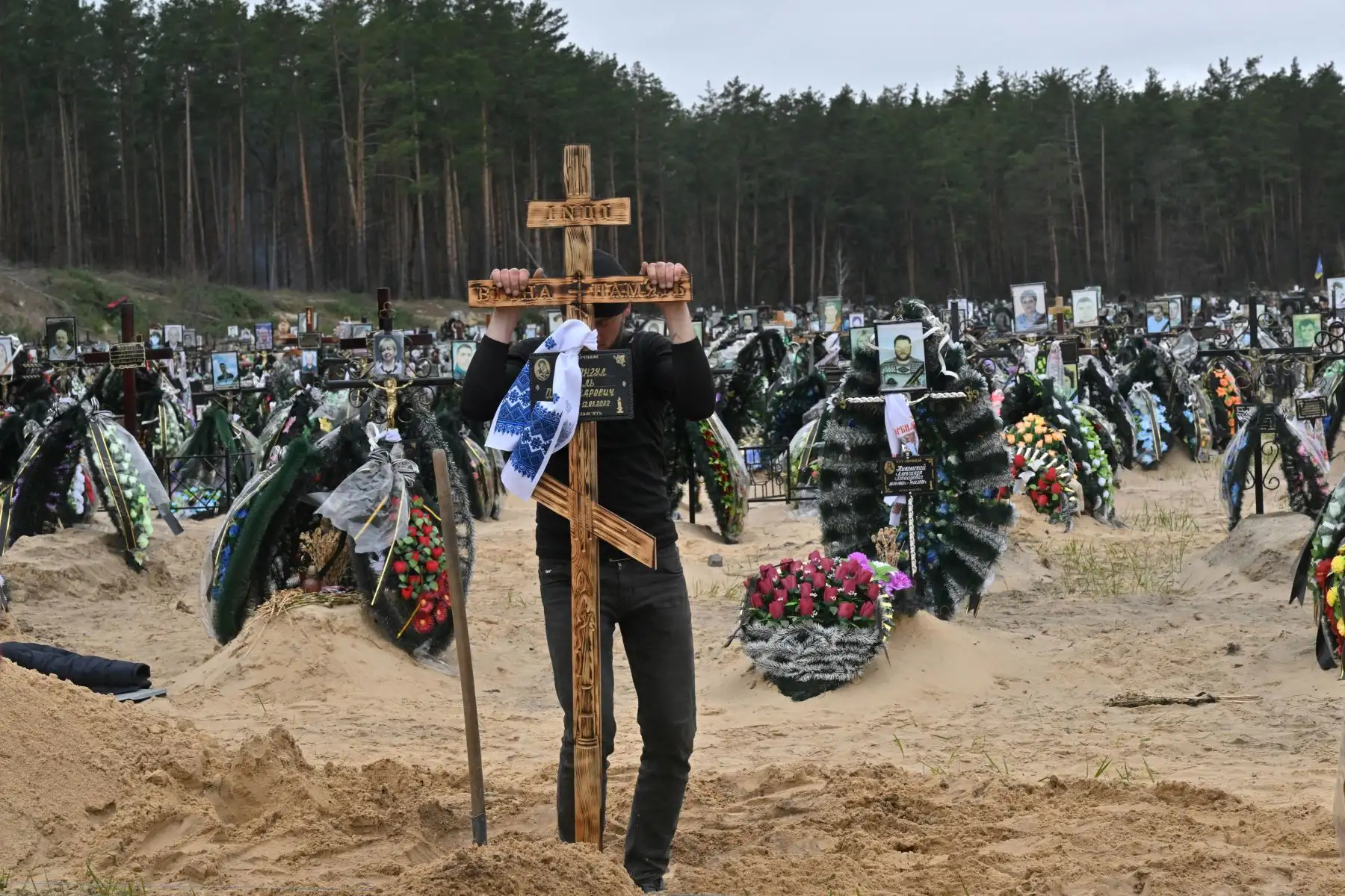 Ucrania y Rusia intercambian por segunda vez cuerpos de soldados caídos. Foto: AFP