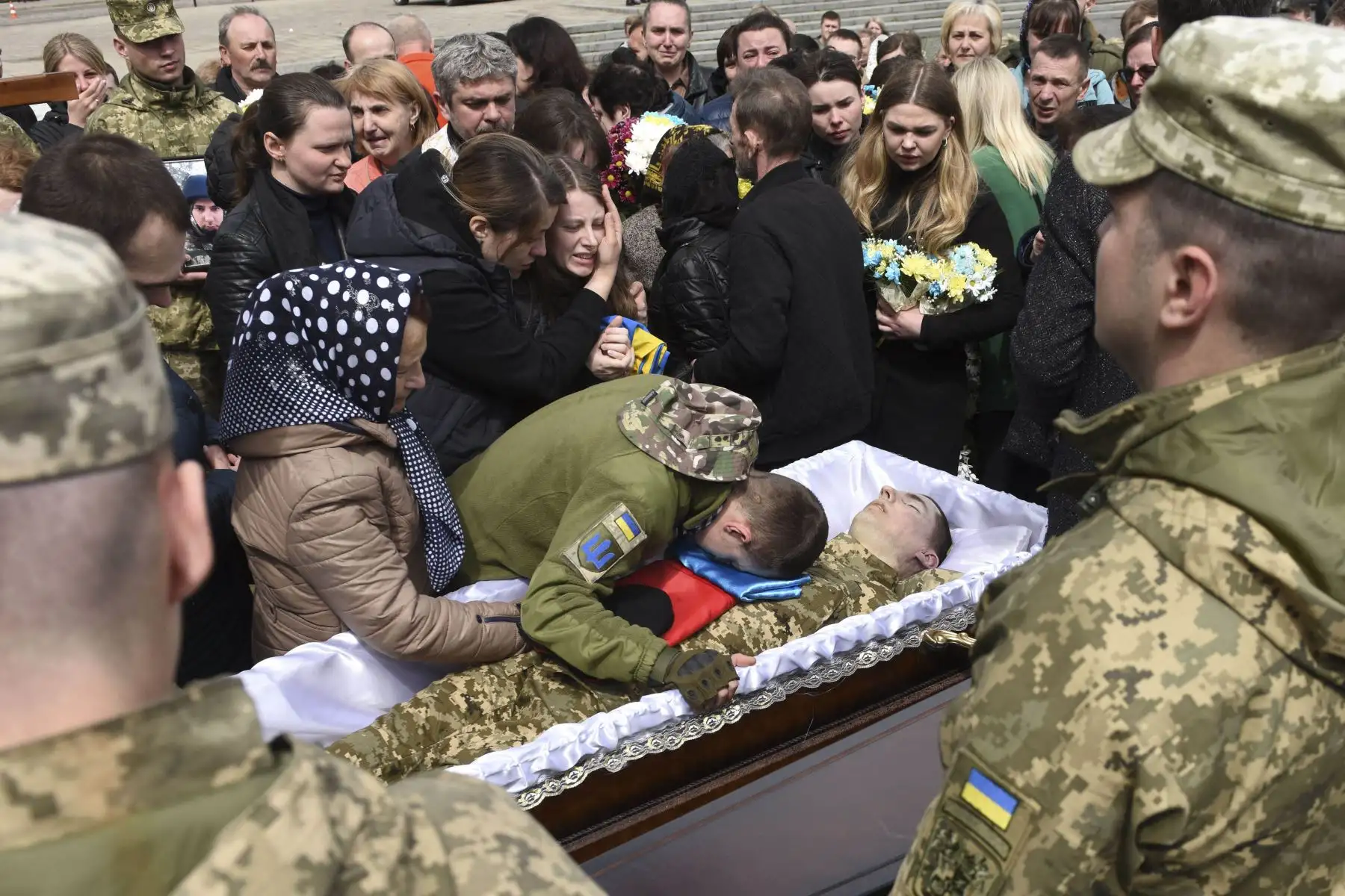 Familiares y amigos presentan sus últimos respetos durante el funeral del militar ucraniano Oleh Skybyk, asesinado durante la invasión rusa de Ucrania, en el cementerio de Lychakiv en la ciudad de Lviv, en el oeste de Ucrania. Foto: AF