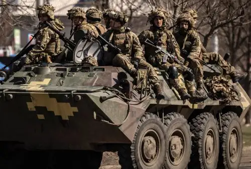 Soldados ucranianos en un vehículo blindado, en imagen de abril de 2022. Foto: AFP