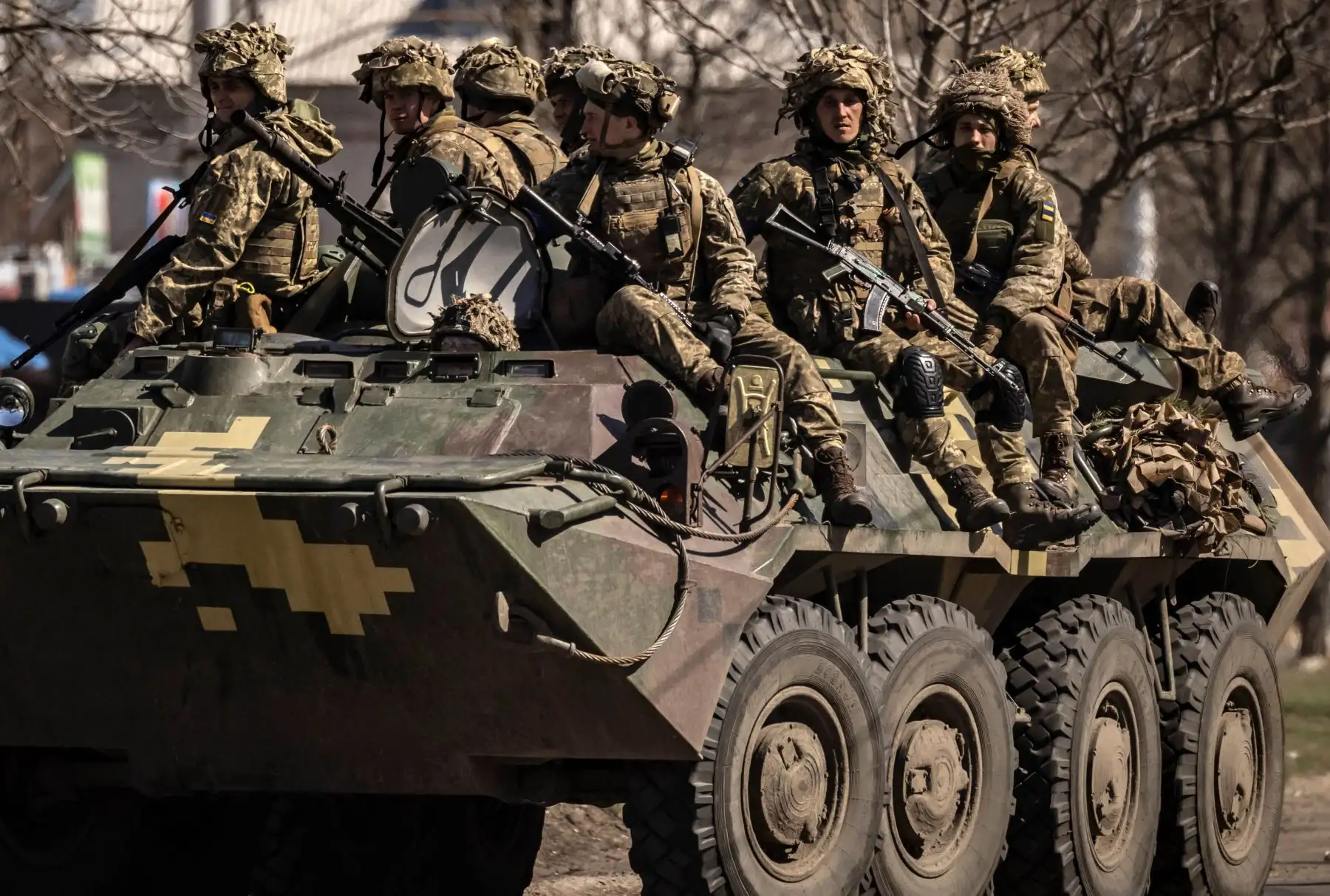 Soldados ucranianos sentados en un vehículo militar blindado en la ciudad de Severodonetsk, región de Donbass, el 7 de abril de 2022, en medio de la invasión militar rusa lanzada contra Ucrania. Foto: AFP