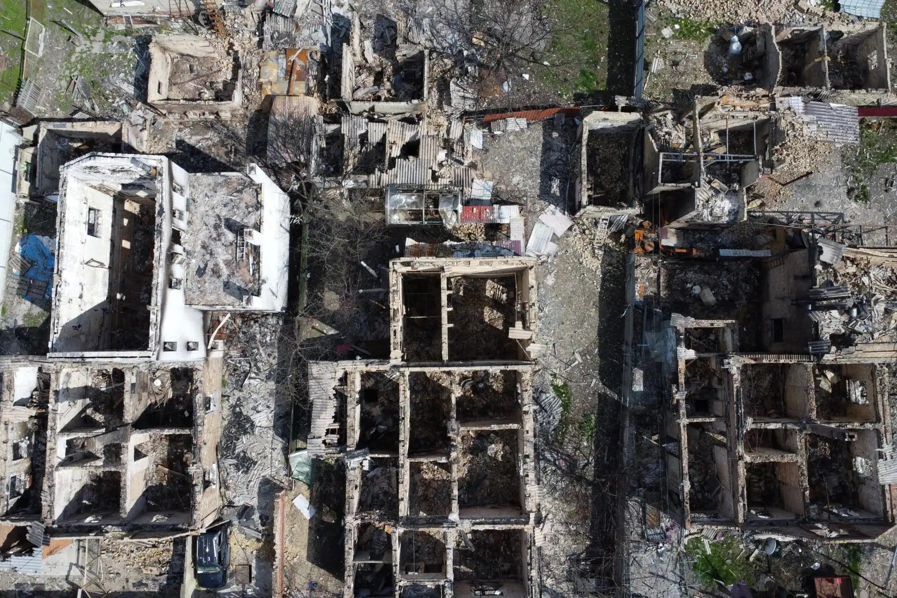 Zona residencial destruida en Irpin, al noroeste de Kiev, en medio de la invasión rusa de Ucrania. Foto: AFP