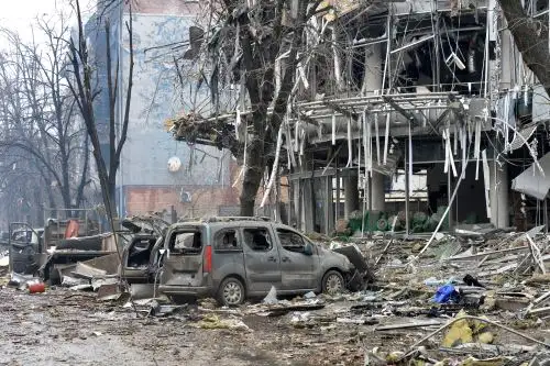 Edificios y vehículos dañados por un bombardeo ruso en la ciudad ucraniana de Kharkiv (imagen referencial). Foto: AFP