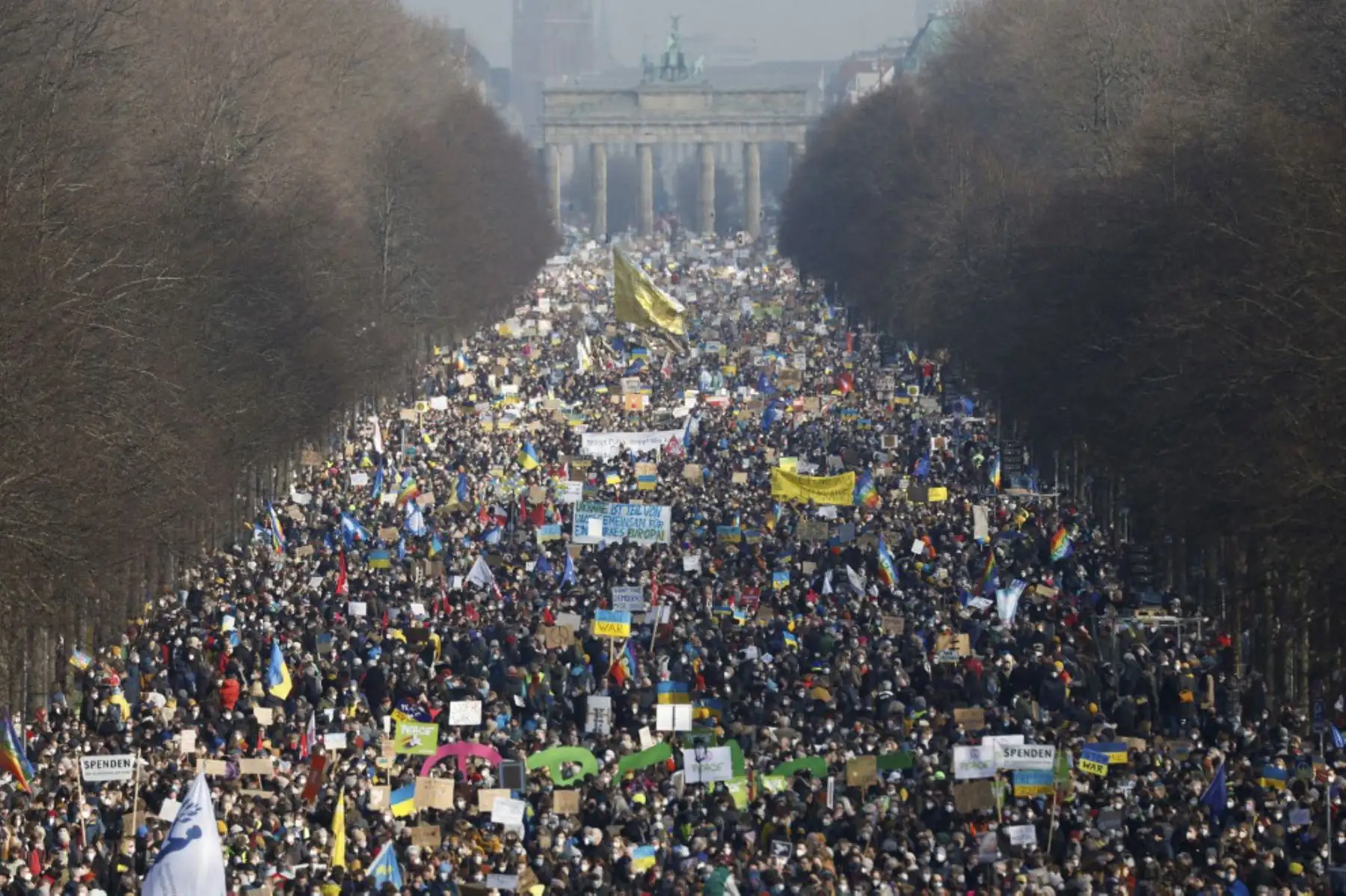 Manifestantes se reúnen alrededor de la Columna de la Victoria y cerca de la Puerta de Brandenburgo en Berlín para manifestarse por la paz en Ucrania el 27 de febrero de 2022. Más de 100.000 personas acudieron a la marcha en solidaridad con Ucrania, dijo la policía, con muchos manifestantes vestidos con el colores azul y amarillo de la bandera de Ucrania. Foto: ANDINA/AFP