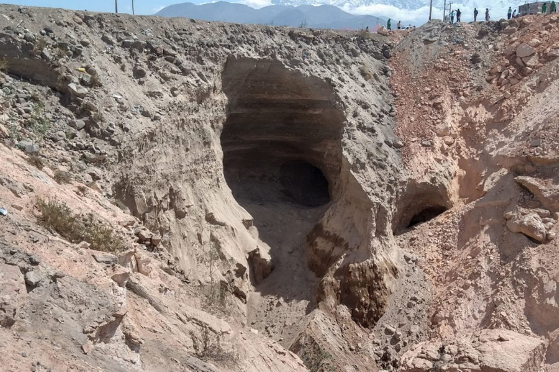 Un gran forado en la vía Arequipa-La Joya provocaron las intensas lluvias a la altura de la asociación de vivienda Horeb, en el distrito de Cerro Colorado, en la región Arequipa.