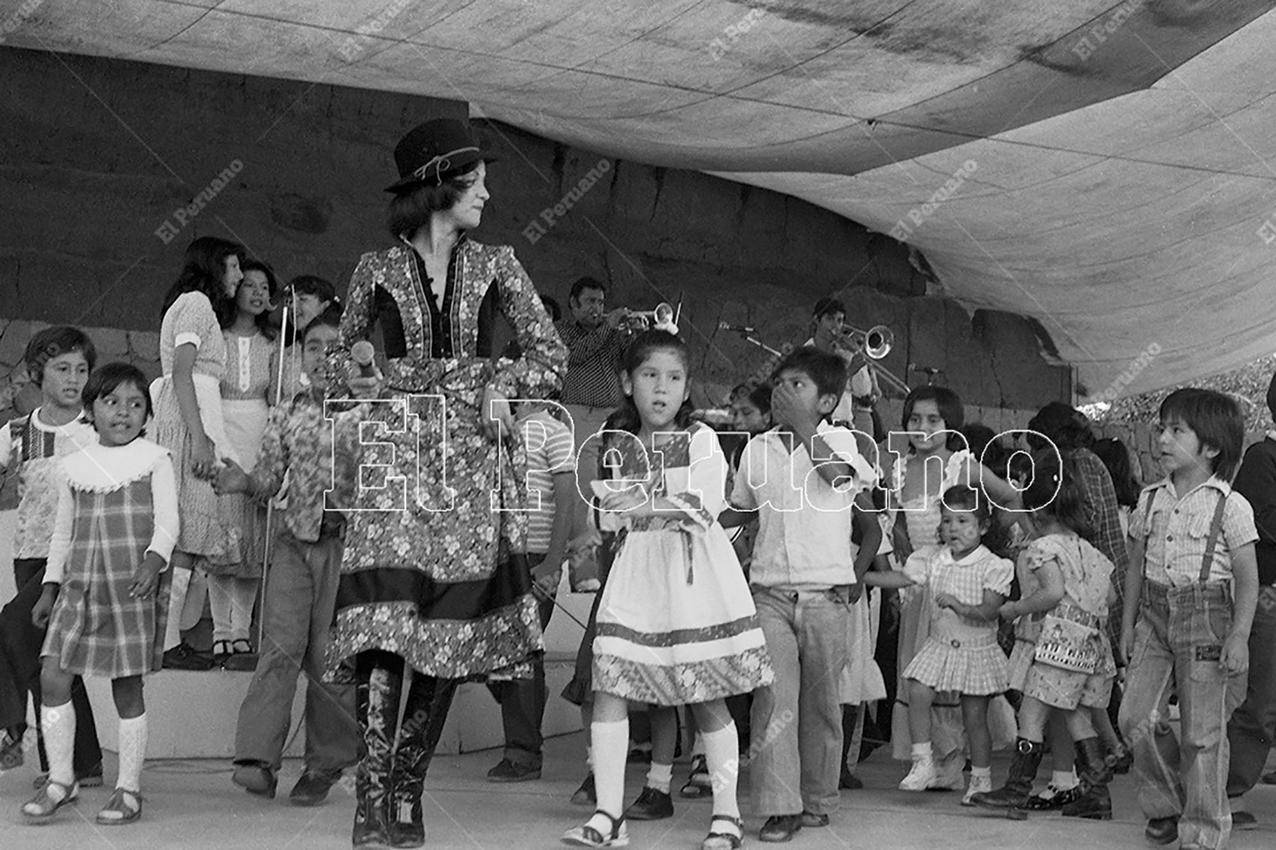 Lima - 8 diciembre 1978 / Un espectáculo inolvidable fue el que vivieron cientos de niños. Yola Polastri los deleitó con un show de Navidad en la Feria del Hogar. Foto: Archivo Histórico de El Peruano