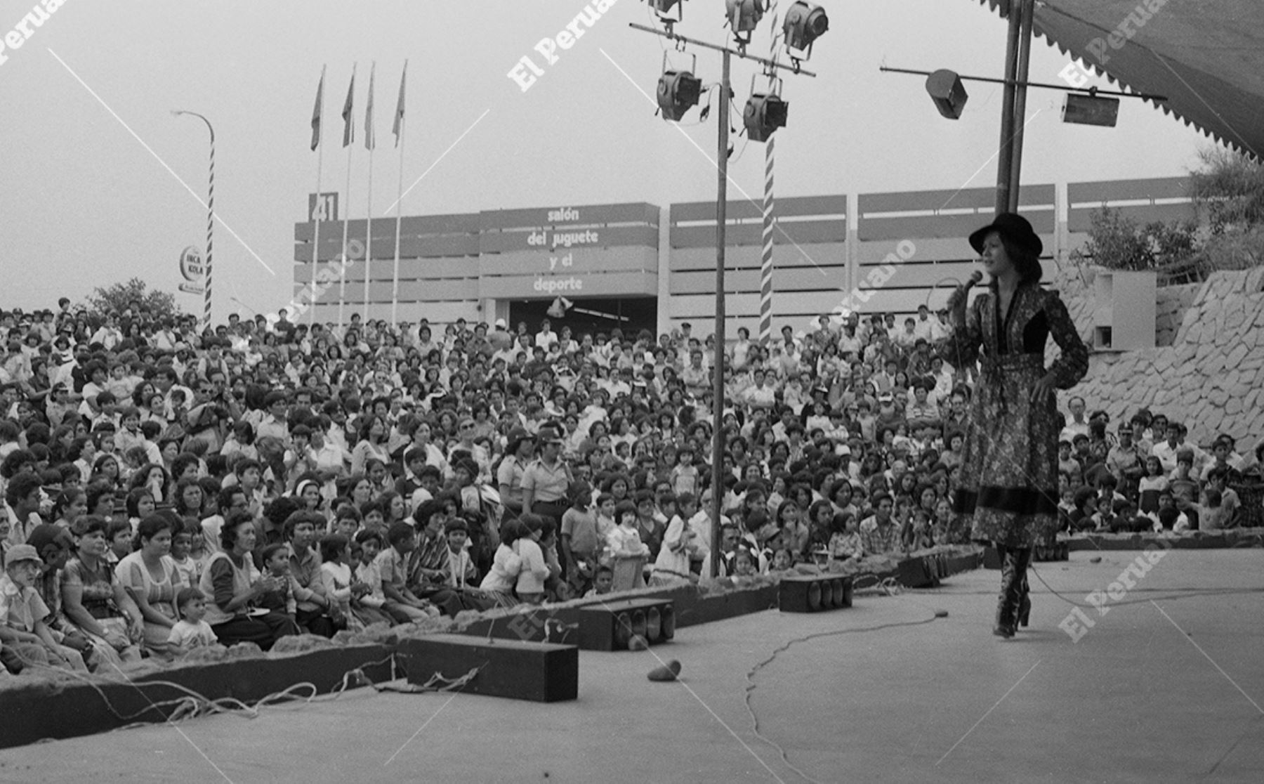 Lima - 8 diciembre 1978 / Un espectáculo inolvidable fue el que vivieron cientos de niños, hijos de periodistas, cuando Yola Polastri los deleitó por más de tres horas en la Feria del Hogar. Archivo Histórico de El Peruano