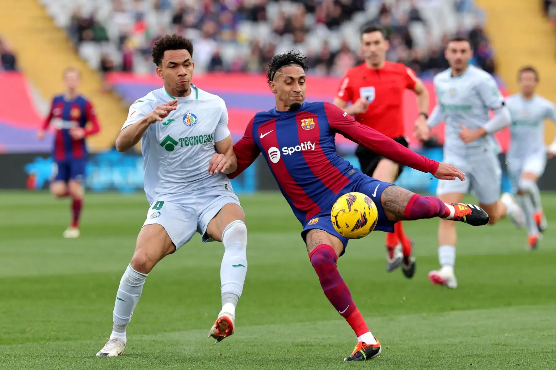 El delantero brasileño del Barcelona  Raphinha compite con el defensa uruguayo del Getafe Gastón Álvarez durante el partido de fútbol de la liga española entre el FC Barcelona y el Getafe CF en el Estadi Olimpic Lluis Companys de Barcelona. Foto:ANDINA/AFP