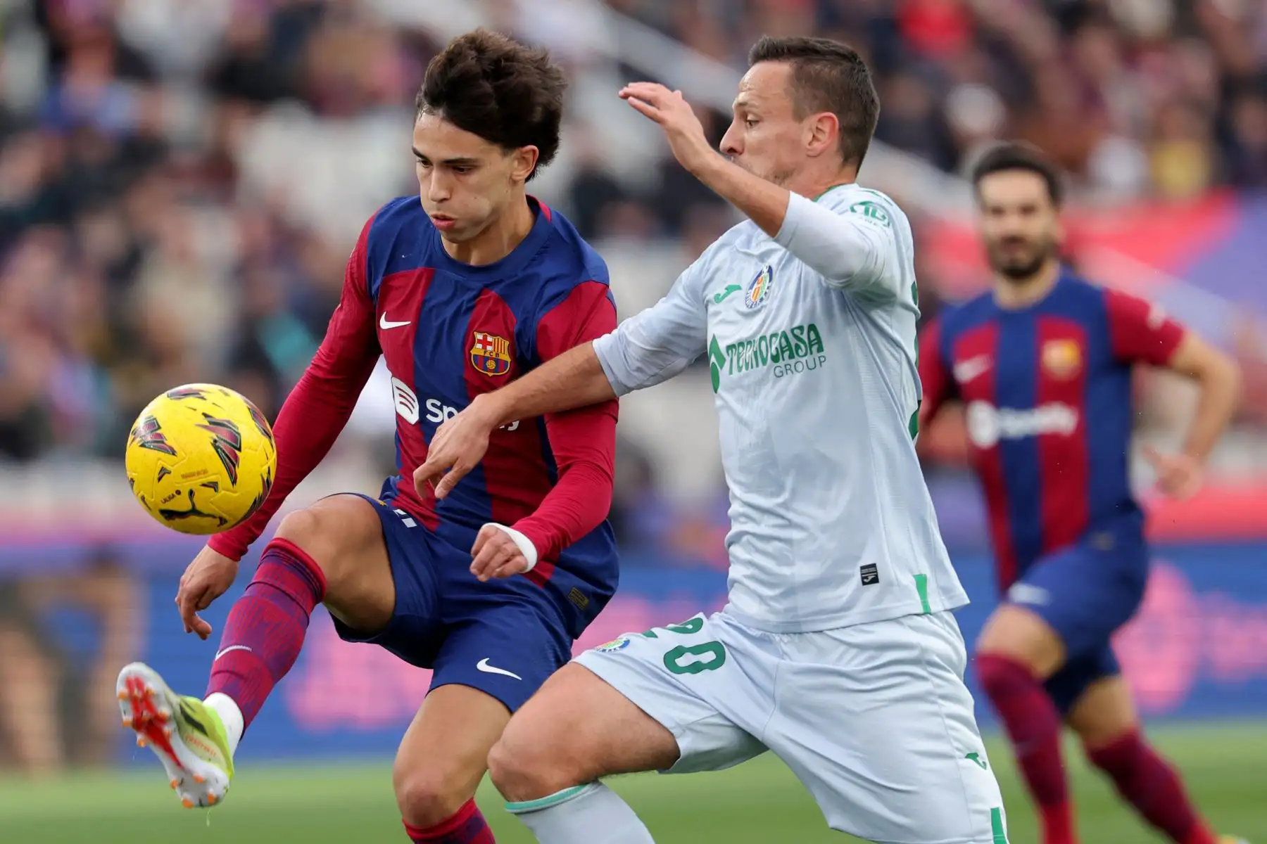 El delantero portugués del Barcelona Joao Felix compite con el centrocampista serbio del Getafe  Nemanja Maksimovic durante el partido de fútbol de la liga española entre el FC Barcelona y el Getafe CF en el Estadi Olimpic Lluis Companys de Barcelona. Foto: ANDINA / AFP