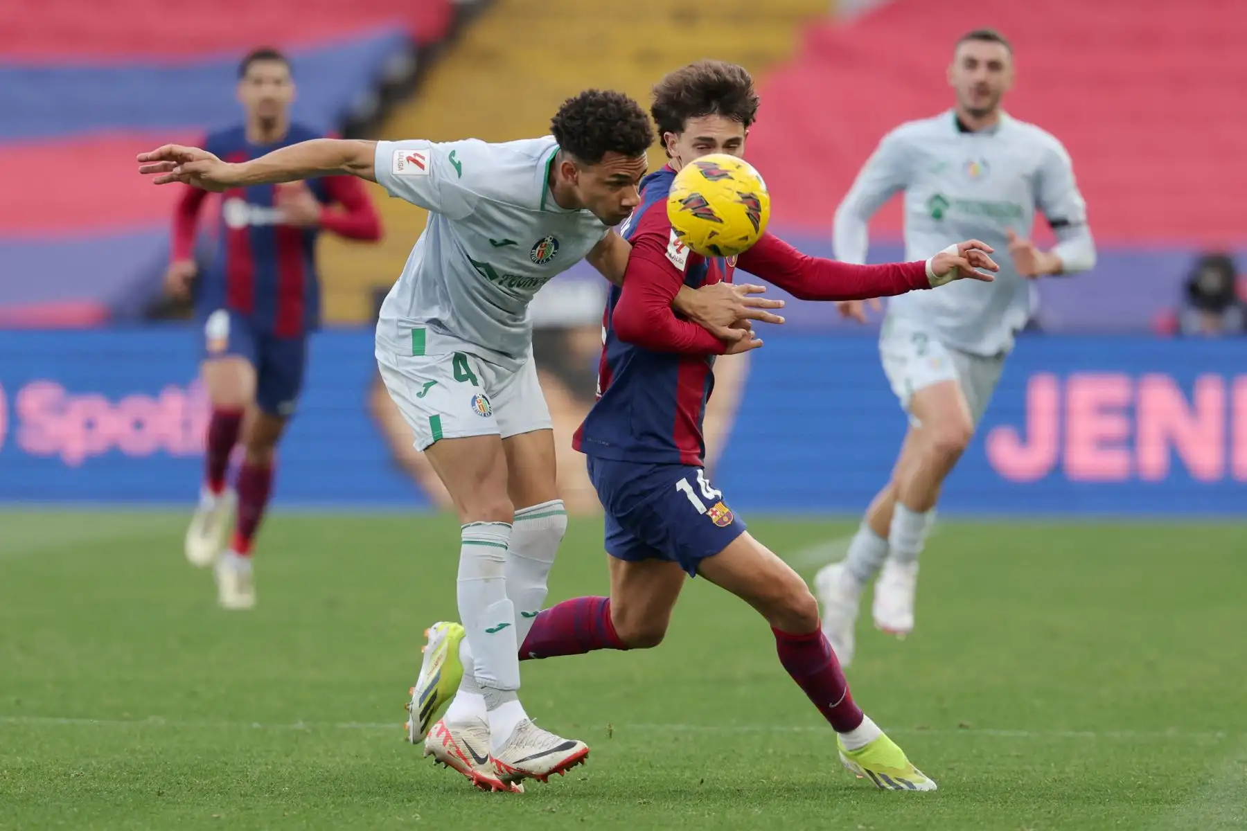 El delantero portugués del Barcelona Joao Félix compite con el defensor uruguayo del Getafe Gastón Álvarez durante el partido de fútbol de la liga española entre el FC Barcelona y el Getafe CF en el Estadi Olimpic Lluis Companys de Barcelona. Foto. ANDINA/ / AFP