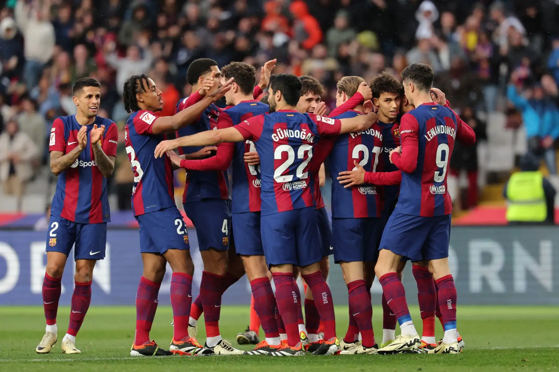 El centrocampista holandés de Barcelona, Frenkie de Jong, celebra con sus compañeros el tercer gol de su equipo durante el partido de fútbol de la liga española entre el FC Barcelona y el Getafe CF en el Estadi Olimpic Lluis Companys de Barcelona. Foto. ANDINA / AFP