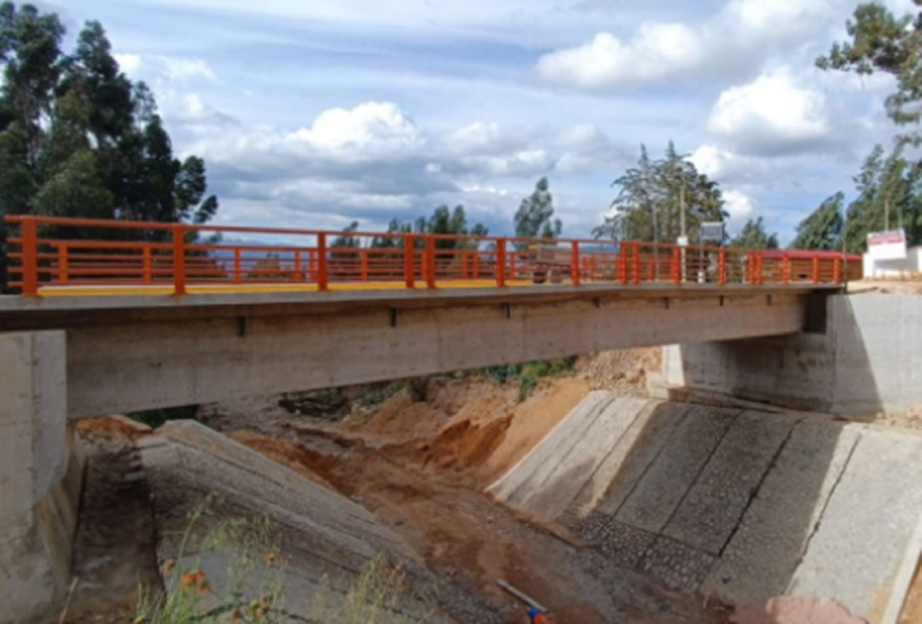 El Ministerio de Transportes y Comunicaciones, a través de Provías Descentralizado, concluyó la construcción del puente definitivo Agocucho, ubicado en el distrito de Cajamarca, provincia del mismo nombre, en beneficio directo de 5,000 cajamarquinos.