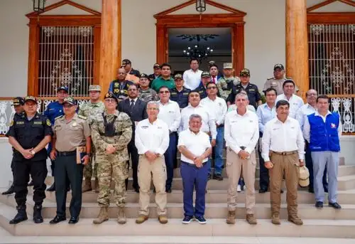 Reunión entre el ministro del Interior y las autoridades regionales y locales de La Libertad para coordinar acciones para enfrentar a la delincuencia organizada.