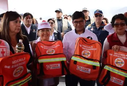 El Centro de Operaciones de Emergencia Regional (COER) Arequipa, realizó hoy una primera entrega de 60 mochilas de emergencia a las autoridades municipales del distrito de Yura, para que entregue a las familias damnificadas por las lluvias previamente empadronadas.