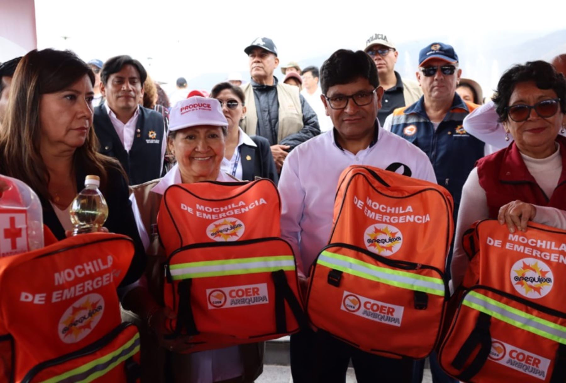 El Centro de Operaciones de Emergencia Regional (COER) Arequipa, realizó hoy una primera entrega de 60 mochilas de emergencia a las autoridades municipales del distrito de Yura, para que entregue a las familias damnificadas por las lluvias previamente empadronadas.