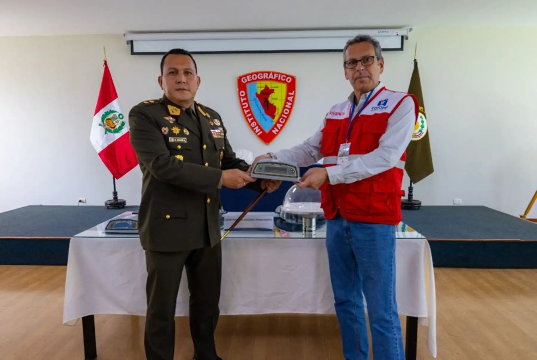 Para fortalecer la Red Geodésica Nacional, la cual provee datos espaciales precisos para la planificación territorial, apoyo en la elaboración de cartografía de áreas vulnerables y suministra información georreferenciada para proyectos civiles de gran escala, Cofopri entregó al Instituto Geográfico Nacional (IGN) dos estaciones de rastreo permanente.