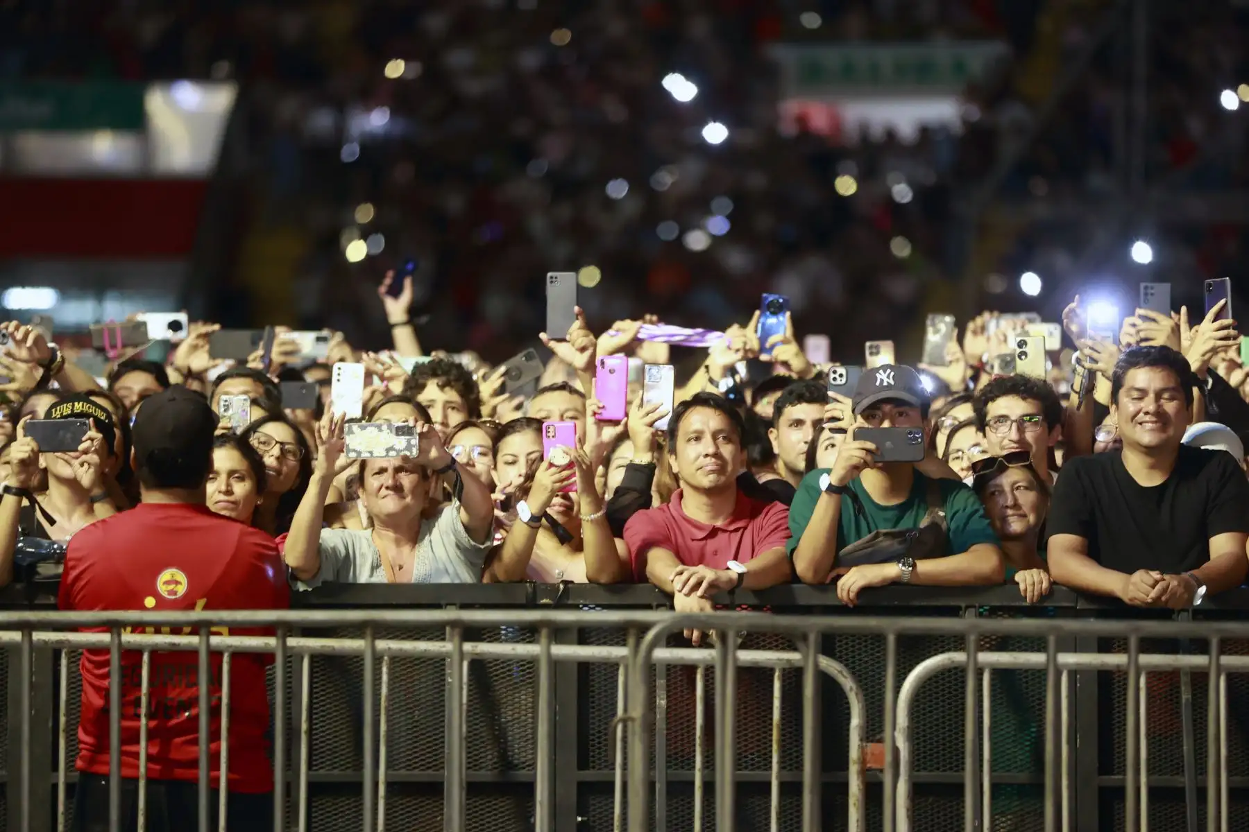 Presentación del cantante mexicano Luis Miguel, en concierto en el estadio Nacional de Lima.  
Foto: ANDINA/Vidal Tarqui